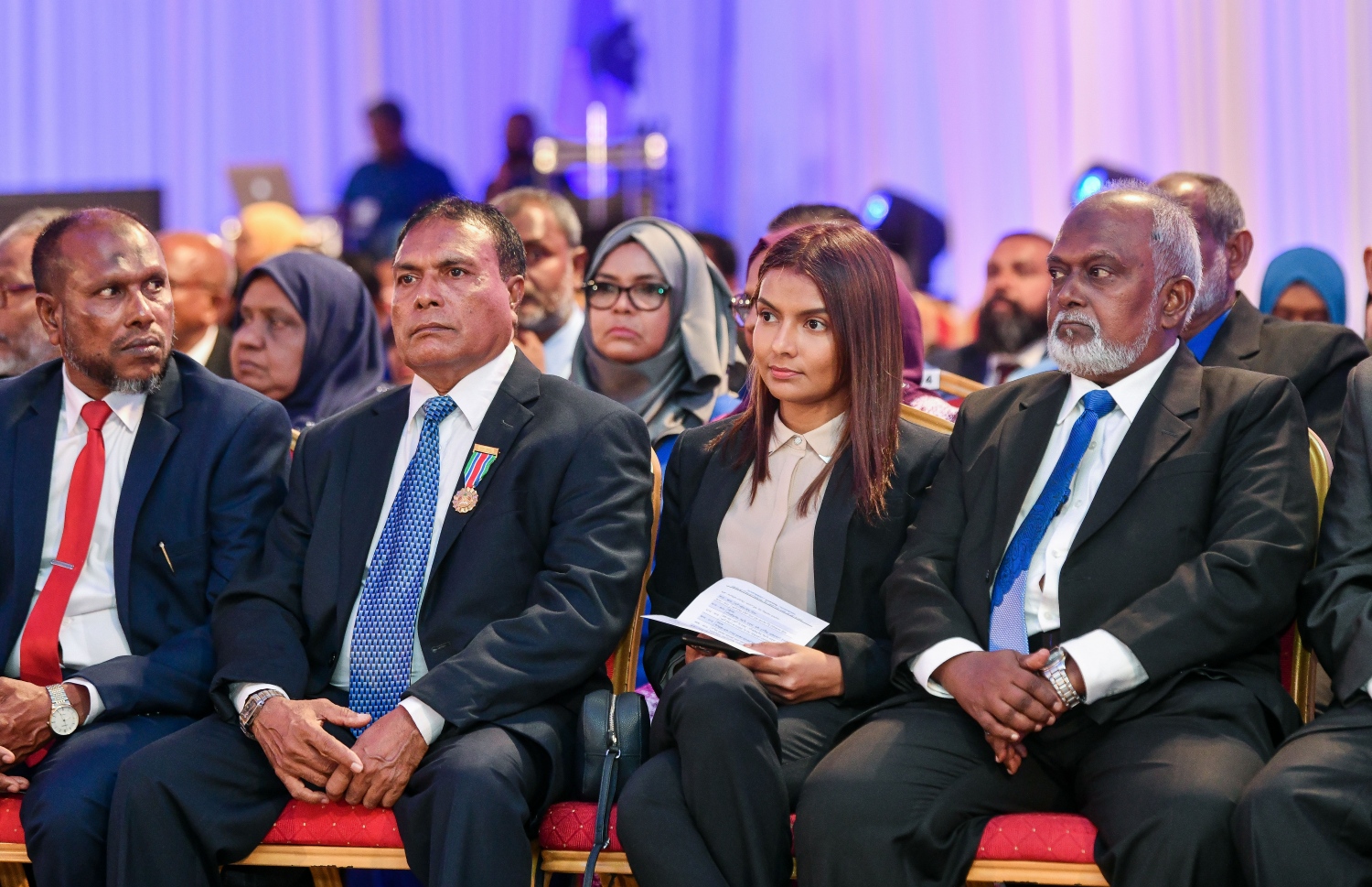 ޖުޑީޝަލް އަހަރު ފެށުމަށް ދަރުބާރުގޭގައި ބޭއްވި ޖަލްސާގައި ބައިވެރިވެވަޑައިގެންނެވި ބައެއް ބޭފުޅުން.---ފޮޓޯ: ފަޔާޒު މޫސާ| މިހާރު