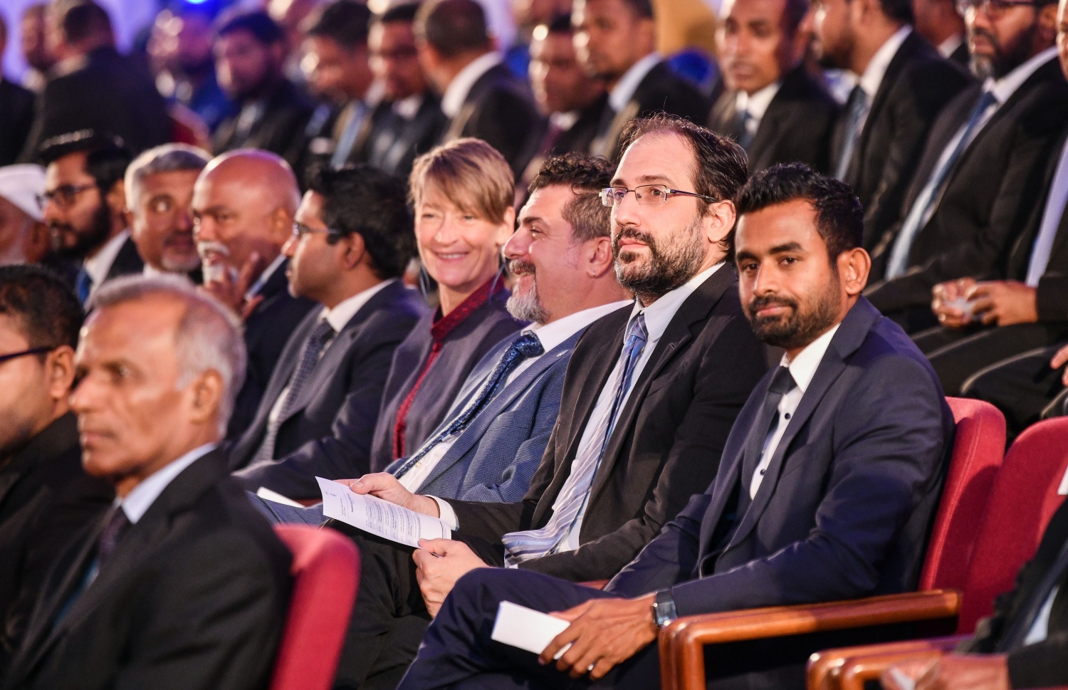 ޖުޑީޝަލް އަހަރު ފެށުމަށް ދަރުބާރުގޭގައި ބޭއްވި ޖަލްސާގައި ޕްރިޒްންސް ކޮމިޝަނަރު އަހުމަދު މުހައްމަދުފުޅާއި ރާއްޖޭގައި ތިއްބަވާ ބޭރު ގައުުމުތަކުގެ ބައެއް ސަފީރުން ބައިވެރިވެވަޑައިގަންނަވަނީ.---ފޮޓޯ: ފަޔާޒު މޫސާ| މިހާރު