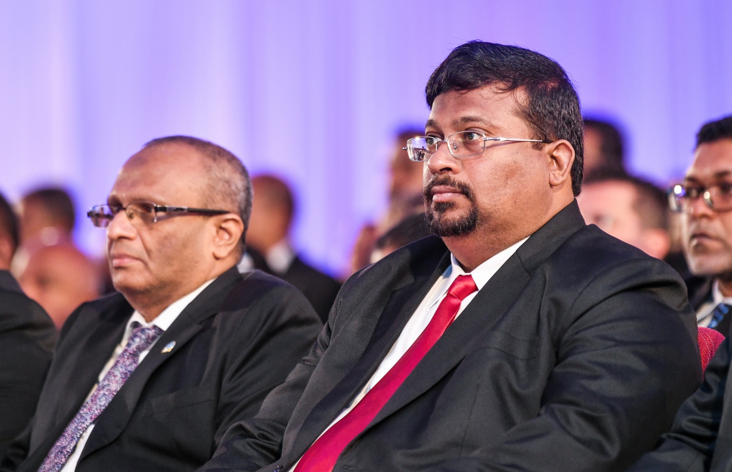 ސުޕްރީމް ކޯޓުގެ ދެ ފަނޑިޔާރުން ކަމަށްވާ އަލީ ރަޝީދު ހުސެއިން (ކ) އާއި ހުސްނުއްސުއޫދު، ޖުޑީޝަލް އަހަރު ފެށުމުގެ ޖަލްސާގައި ބައިވެރިވެވަޑައިގަންނަވަނީ -- ފޮޓޯ: ފަޔާޒު މޫސާ | މިހާރު