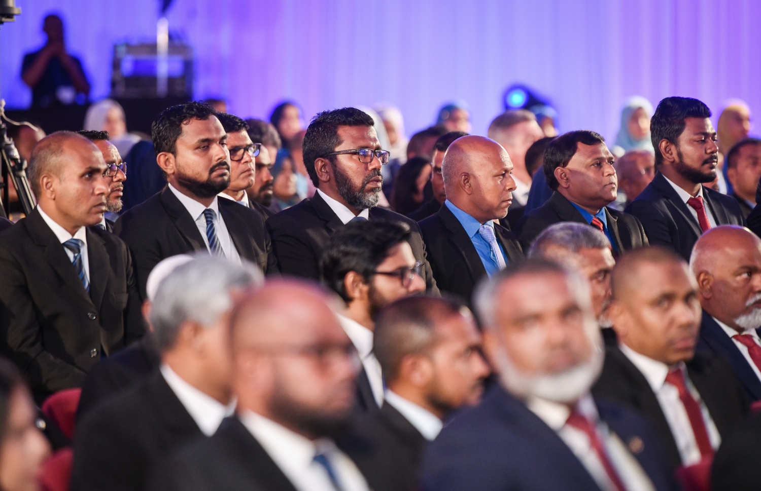 ޖުޑީޝަލް އަހަރު ފެށުމަށް ދަރުބާރުގޭގައި ބޭއްވި ޖަލްސާގައި ބައެއް ފަނޑިޔާރުން ބައިވެރިވެވަޑައިގަންނަވަނީ.---ފޮޓޯ: ފަޔާޒު މޫސާ| މިހާރު