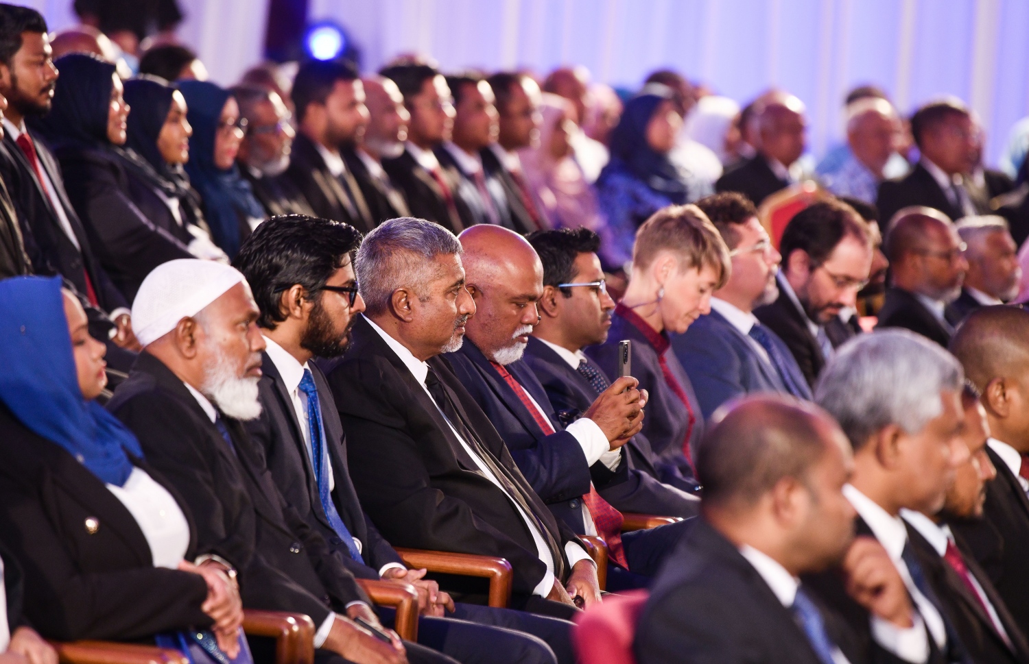 ޖުޑީޝަލް އަހަރު ފެށުމަށް ދަރުބާރުގޭގައި ބޭއްވި ޖަލްސާގައި ބައެއް ވަކީލުން ބައިވެރިވެވަޑައިގަންނަވަނީ.---ފޮޓޯ: ފަޔާޒު މޫސާ| މިހާރު