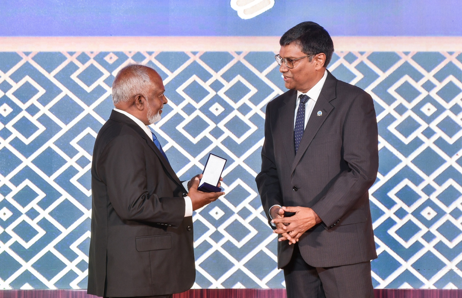 ޝަރަފްވެރިކަމާއެކު ފަނޑިޔާރުކަމުން ރިޓަޔާ ކުރެއްވި ފަނޑިޔާރަކަށް އަގުވަޒަންކުރުމުގެ ފިލާ އާއި މެޑެލް ދެއްވުމަށް ފަހު، އޭނާއާ އުއްތަމަ ފަނޑިޔާރު އަހުމަދު މުއުތަސިމް އަދުނާން ވާހަކަފުޅު ދައްކަވާލައްވަނީ.--- ފޮޓޯ: ފަޔާޒު މޫސާ | މިހާރު