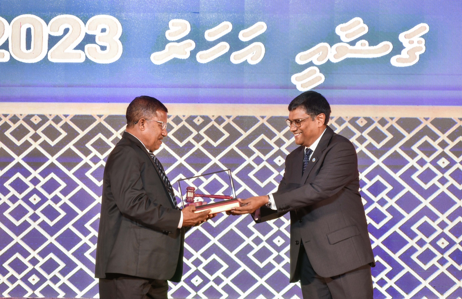 ޝަރަފުވެރިކަމާ އެކު ފަނޑިޔާރުކަމުން ރިޓަޔާ ކުރެއްވި ފަނޑިޔާރަކަށް އަގުވަޒަން ކުރުމުގެ ގޮތުން ހަނދާނީ ފިލާ އާއި މެޑަލް ދެއްވަނީ، އެ ބޭފުޅުންނަށް ފިލާ އާއި މެޑަލް ދެއްވީ އުއްތަމަ ފަނޑިޔާރު އަހުމަދު މުއުތަސިމް އަދުނާން .--- ފޮޓޯ: ފަޔާޒު މޫސާ | މިހާރު