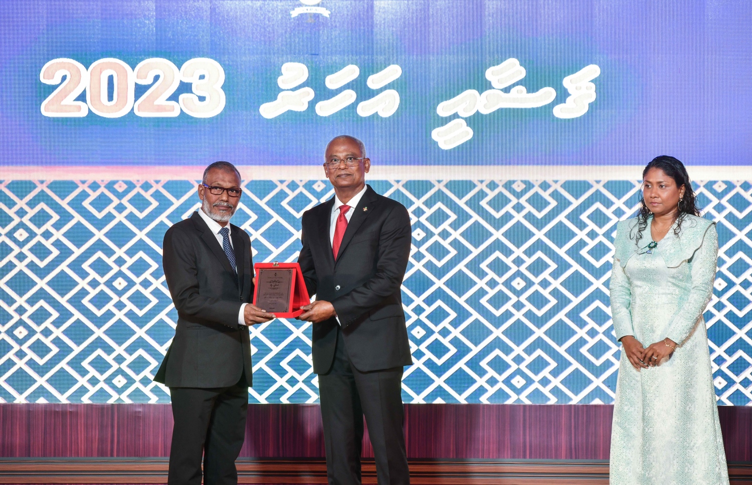 ޝަރުއީ ދާއިރާއަށް ގިނަ ދުވަހު ހިދުމަތްކުރި މުވައްޒަފަކަށް ރައީސް އިބްރާހިމް މުހައްމަދު ސޯލިހު އަގުވަޒަންކުރުމުގެ ހަނދާނީ ފިލާ ދެއްވަނީ.--- ފޮޓޯ: ފަޔާޒު މޫސާ | މިހާރު