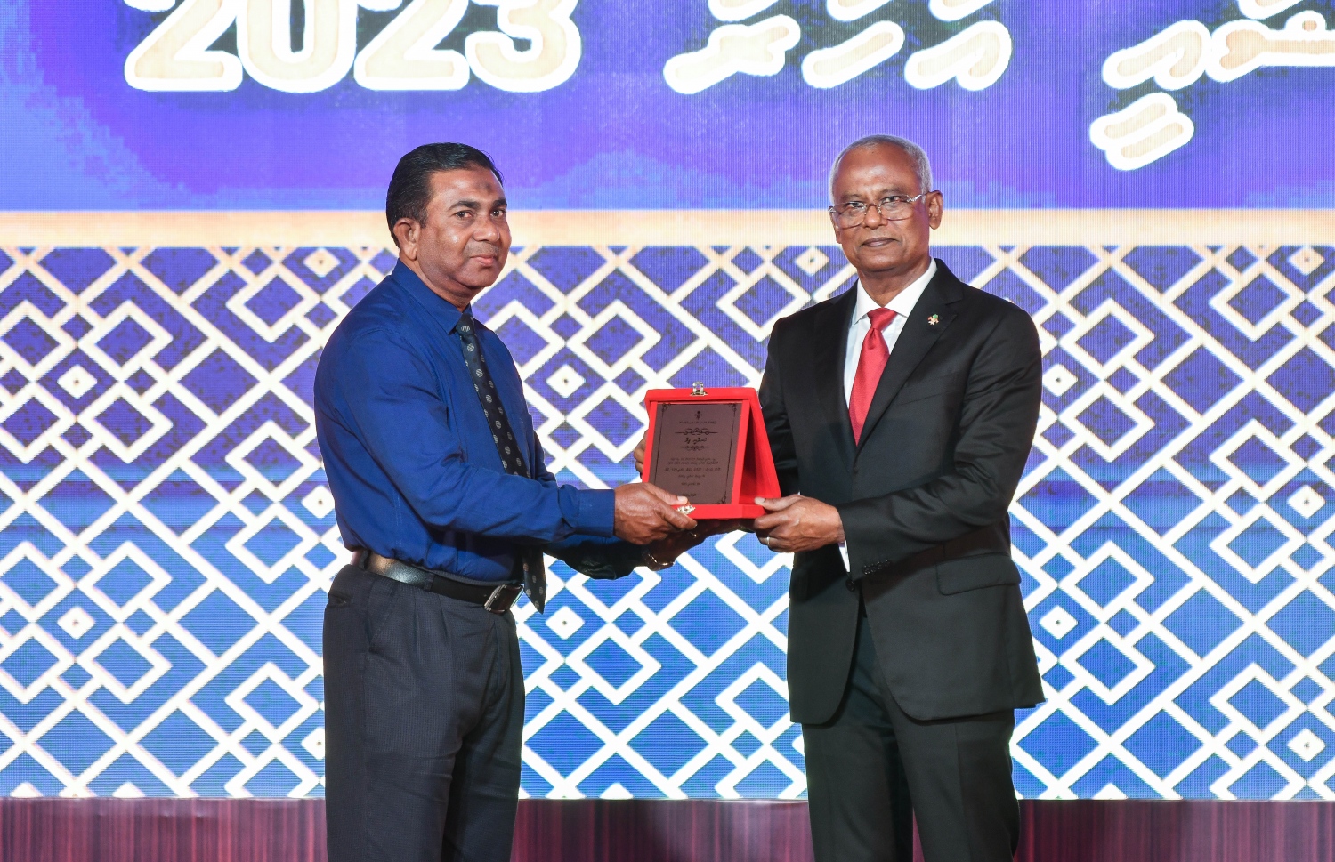 ޝަރުއީ ދާއިރާއަށް ގިނަ ދުވަހު ހިދުމަތްކުރި މުވައްޒަފަކަށް ރައީސް އިބްރާހިމް މުހައްމަދު ސޯލިހު އަގުވަޒަންކުރުމުގެ ހަނދާނީ ފިލާ ދެއްވަނީ.--- ފޮޓޯ: ފަޔާޒު މޫސާ | މިހާރު