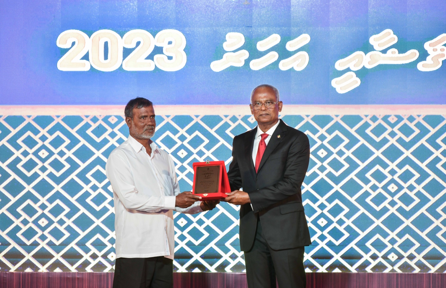 ޝަރުއީ ދާއިރާއަށް ގިނަ ދުވަހު ހިދުމަތްކުރި މުވައްޒަފަކަށް ރައީސް އިބްރާހިމް މުހައްމަދު ސޯލިހު އަގުވަޒަންކުރުމުގެ ހަނދާނީ ފިލާ ދެއްވަނީ.--- ފޮޓޯ: ފަޔާޒު މޫސާ | މިހާރު