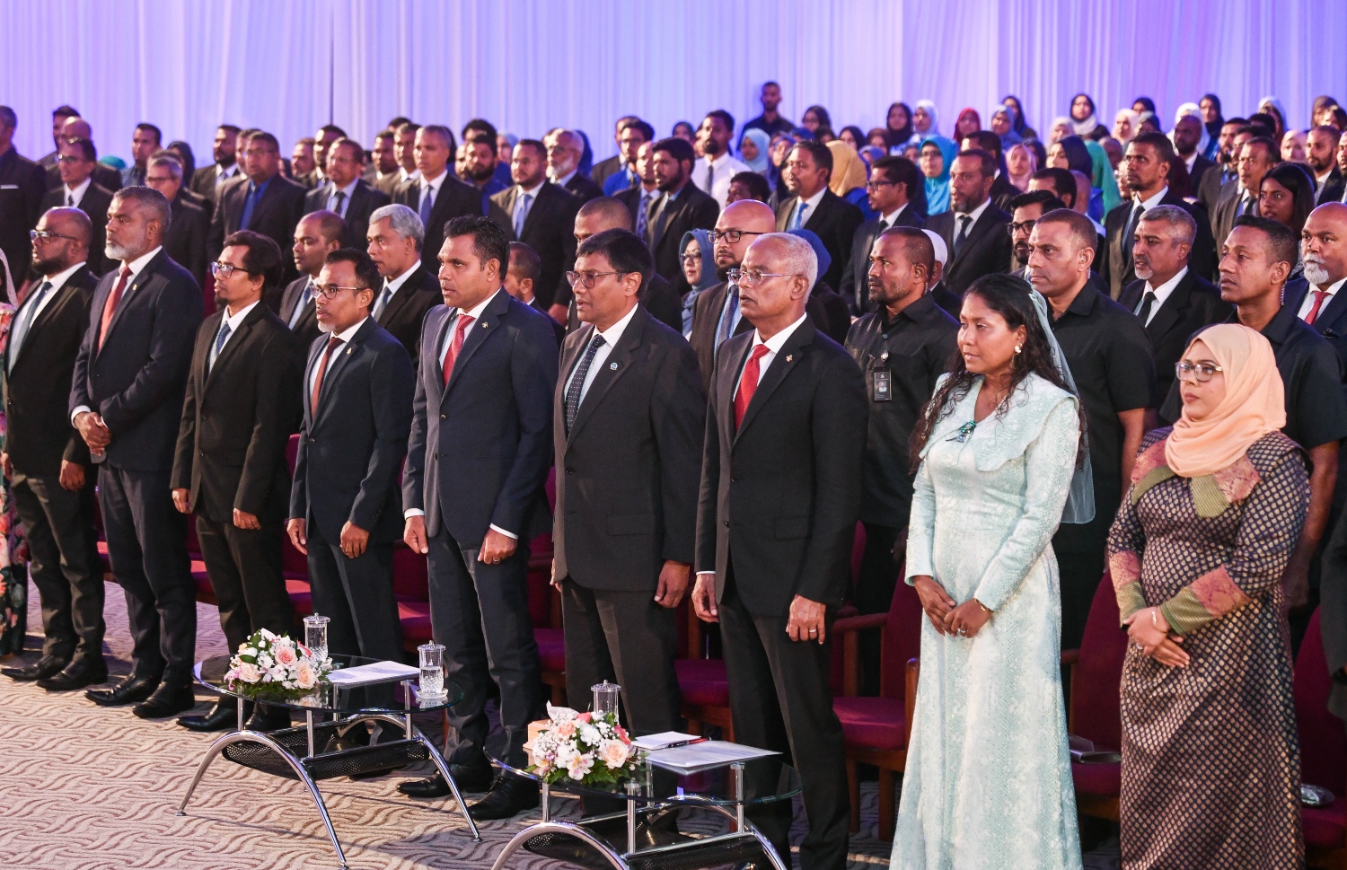 ޖުޑީޝަލް އަހަރު ފެށުމަށް ބޭއްވި ޖަލްސާ، ނިންމާލުމަށް ގައުމީ ސަލާމަށް ތެދުވެވަޑައިގެން، ގައުމީ ސަލާން ވިދާޅުވަނީ.-- ފޮޓޯ: ފަޔާޒު މޫސާ | މިހާރު