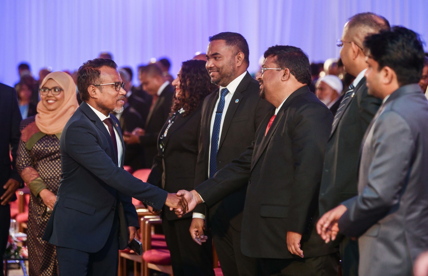 ޖުޑިޝަލް އަހަރު ފެށުމަށް ބޭއްވި ޖަލްސާއަށް ފަހު، އެޓާނީ ޖެނެރަލް އިބްރާހިމް ރިއްފަތު ސުޕްރީމް ކޯޓުގެ ފަނޑިޔާރުންނާ ސަލާމް ކުރައްވަނީ -- ފޮޓޯ: ފަޔާޒު މޫސާ | މިހާރު