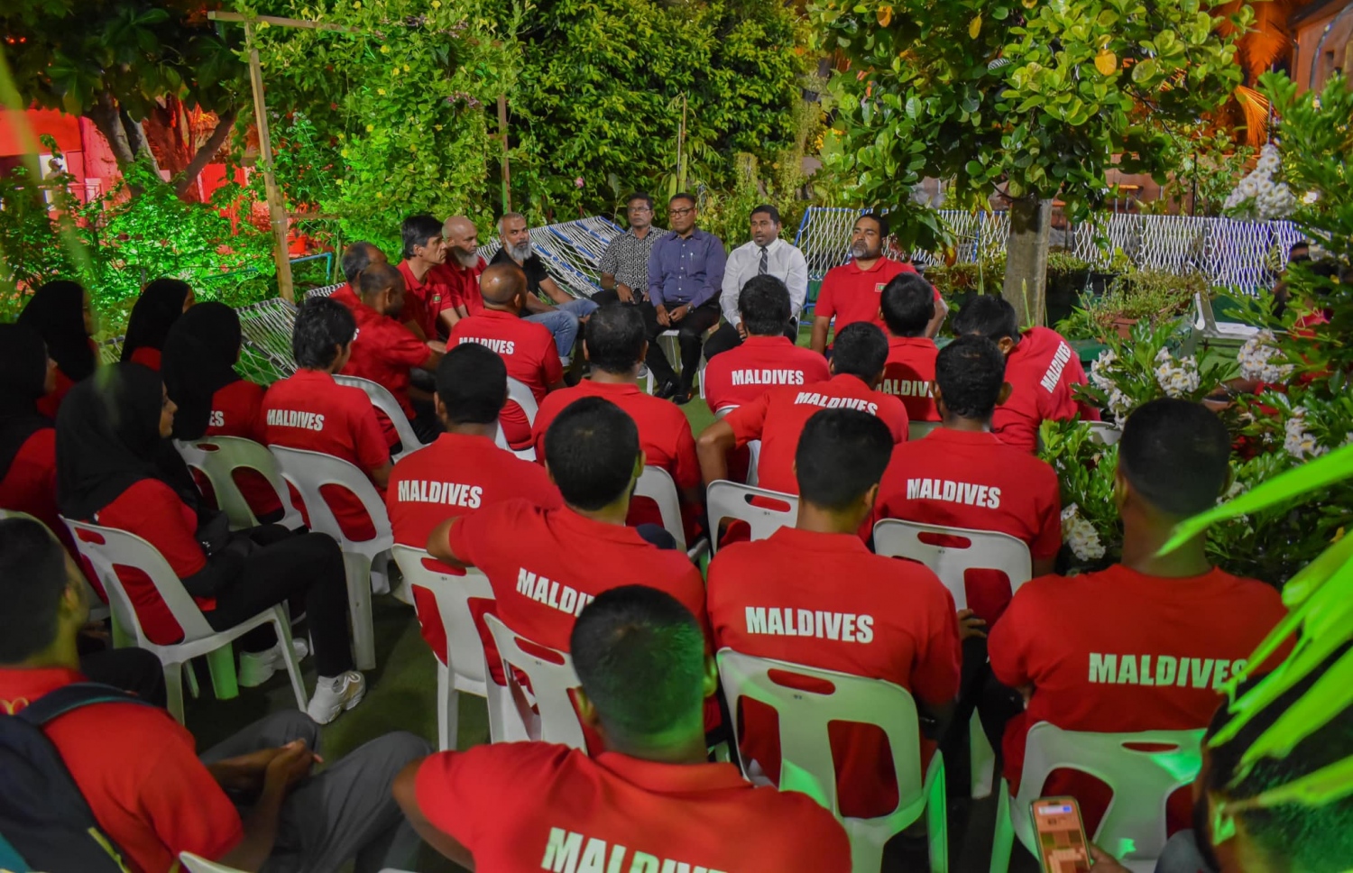 ތައިލެްނޑްގެ ޓްރޭނިން ކޭމްޕަށް ފުރުމުގެ ކުރިން: ގައުމީ ވޮލީ ޓީމާ ބައްދަލު ކުރުމަށް މިނިސްޓަރު މަހްލޫފް ބޭއްވި ބައްދަލުވުމުގެ ތެރެއިން --- ފޮޓޯ: ޔޫތު މިނިސްޓްރީ