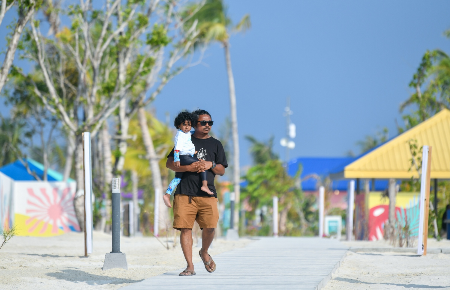 ދަތުރު ދިއުމަށް ކުޑަގިރި ޕިކްނިކް އައިލެންޑް އާންމުކޮށް ހުޅުވާލުން: ދަތުރު ދިޔަ މީހަކު ކުޑަކުއްޖެއް އުރާލައިގެން ހިނގާފައި ދަނީ -- ފޮޓޯ: ފަޔާޒް މޫސާ | މިހާރު