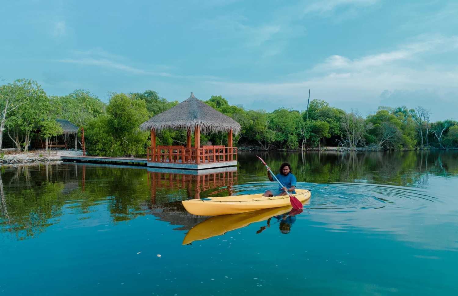 ހއ. މޮޅަދޫގެ ކުޅީގައި ހަދާފައިވާ ނޭޗާ ޕާކުގައި ޒުވާން މަސްވެރިޔާ، ސާޖިން ކެނޯ ދުއްވަނީ.