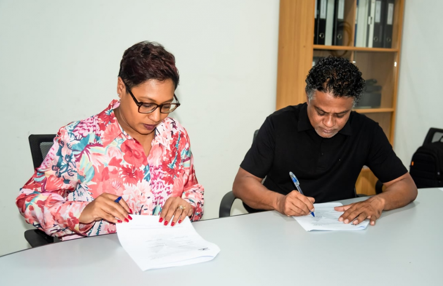 އީގަލްސްގެ ކޯޗުކަމަށް ސާންތީ (ކ) ހަމަޖެއްސުމަށް އެ ކްލަބްގެ ކޮންޓްރެކްޓްގައި ޗެއާޕަސަން ފާތިމަތު ސުއާދު (ވ) އާއެކު ސޮއި ކުރަނީ --- ފޮޓޯ: އީގަލްސް