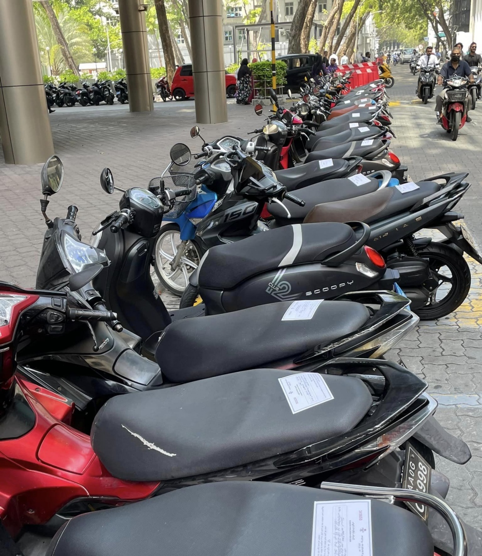 ވެލާނާގެ ކައިރީގައި ހުރި ސައިކަލުތަކުގައި ފުލުހުން ސްޓިކާ ޖަހައިފައި -- ފޮޓޯ: ރާއިފް ޔޫސުފް | ފޭސްބުކް