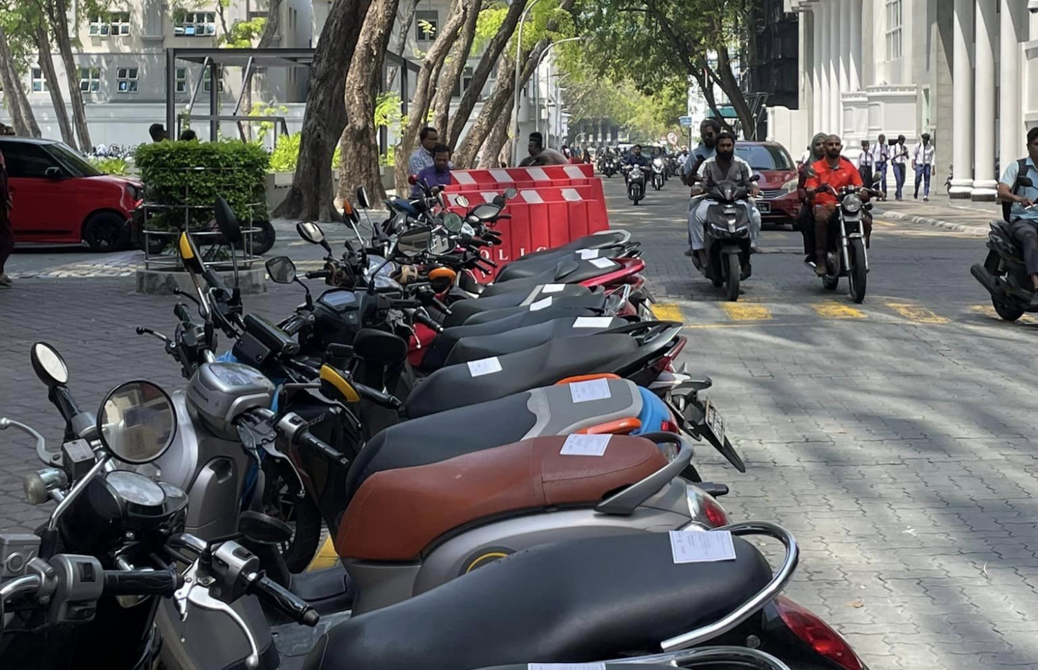 ވެލާނާގެ ކައިރީގައި ޕާކުކޮށްފައި ހުރި ސައިކަލުތަކުގައި ފުލުހުން ސްޓިކާ ޖަހައިފައި -- ފޮޓޯ: ރާއިފް ޔޫސުފް | ފޭސްބުކް