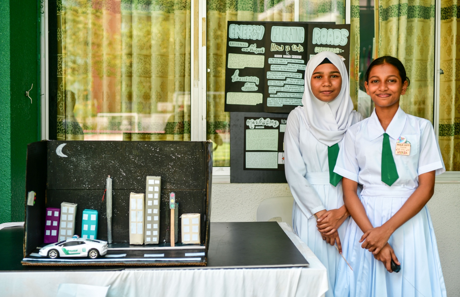 ފެއާގައި ބައިވެރިވި ދަރިވަރުންތަކެއް ތައްޔާރުކޮށްފައިވާ ޕްރޮޖެކްޓް ކައިރީ ހުއްޓިލައިގެން. -- ފޮޓޯ: ނިޝާން އަލީ \ މިހާރު