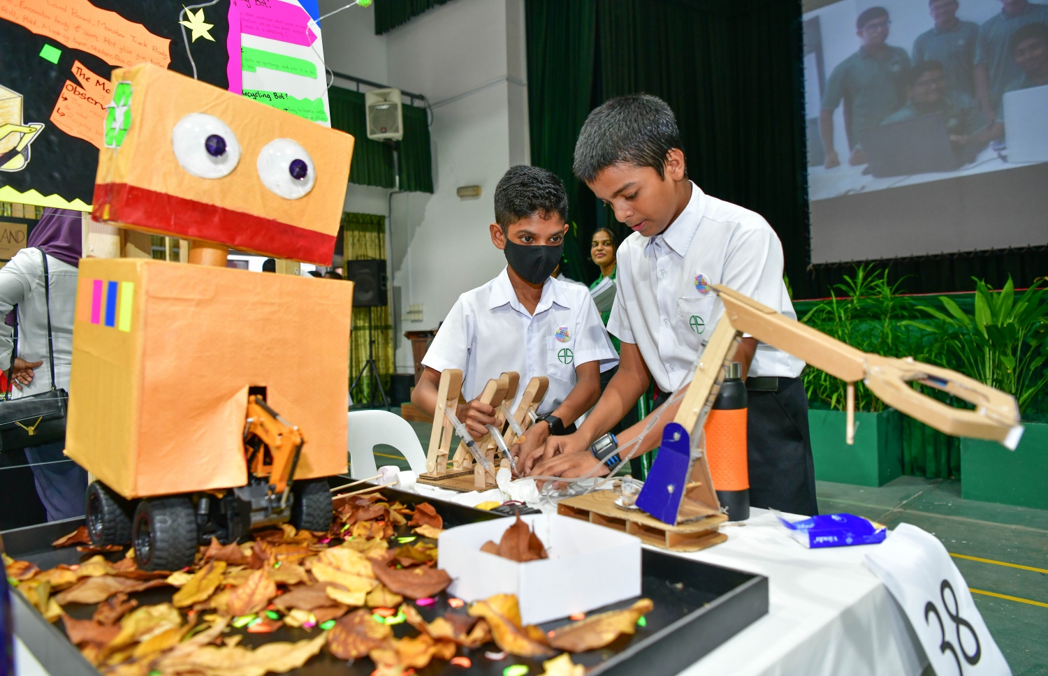 އަމީނިޔާ ފެއާގައި ބައިވެރިވި ދަރިވަރުންގެ ބައެއް އުފެއްދުންތައް ދައްކާލަނީ. -- ފޮޓޯ: ނިޝާން އަލީ \ މިހާރު