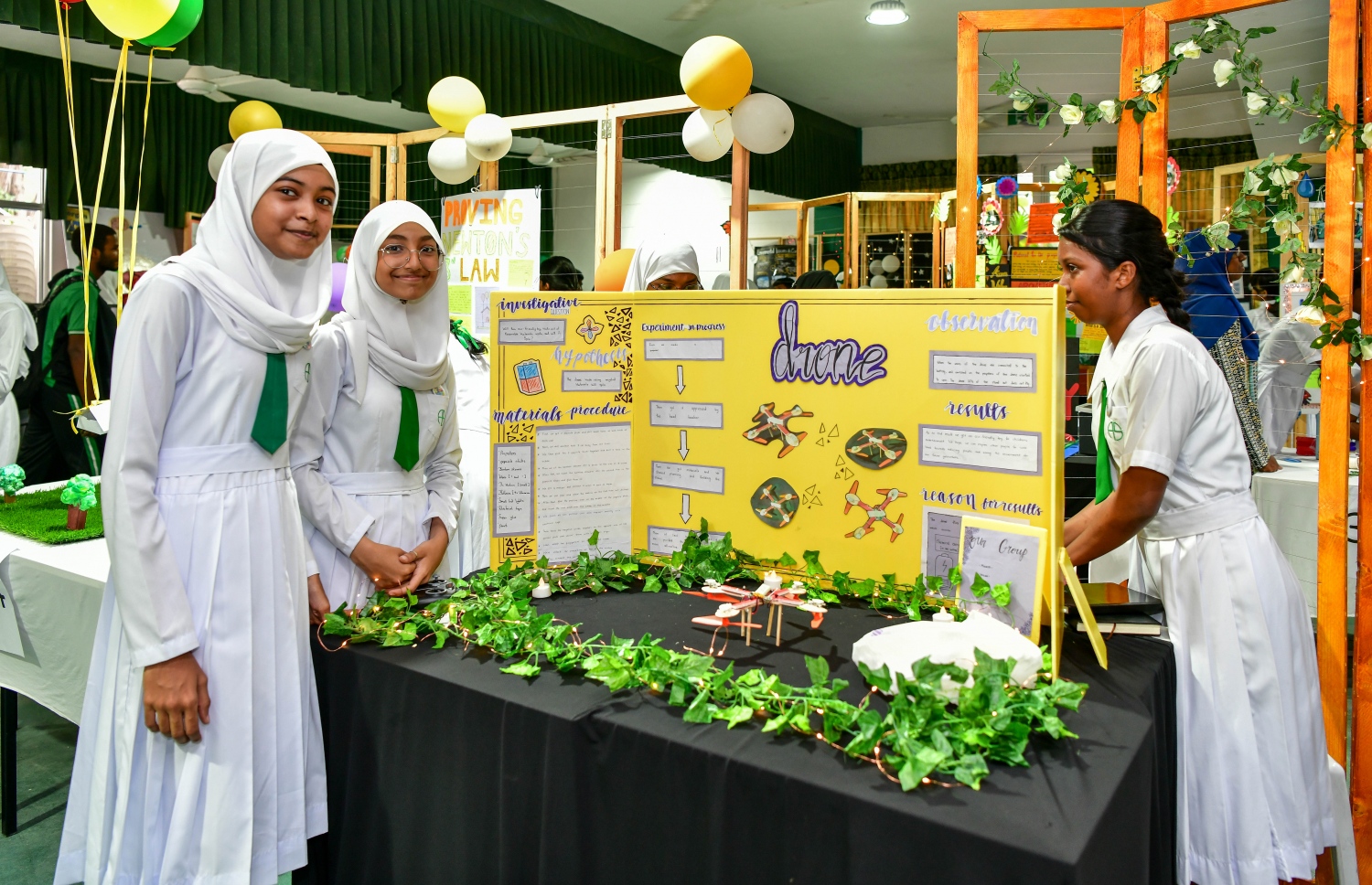 ފެއާގައި ބައިވެރިވި ދަރިވަރުންތަކެއް ތައްޔާރުކޮށްފައިވާ ޕްރޮޖެކްޓް ކައިރީ ހުއްޓިލައިގެން. -- ފޮޓޯ: ނިޝާން އަލީ \ މިހާރު