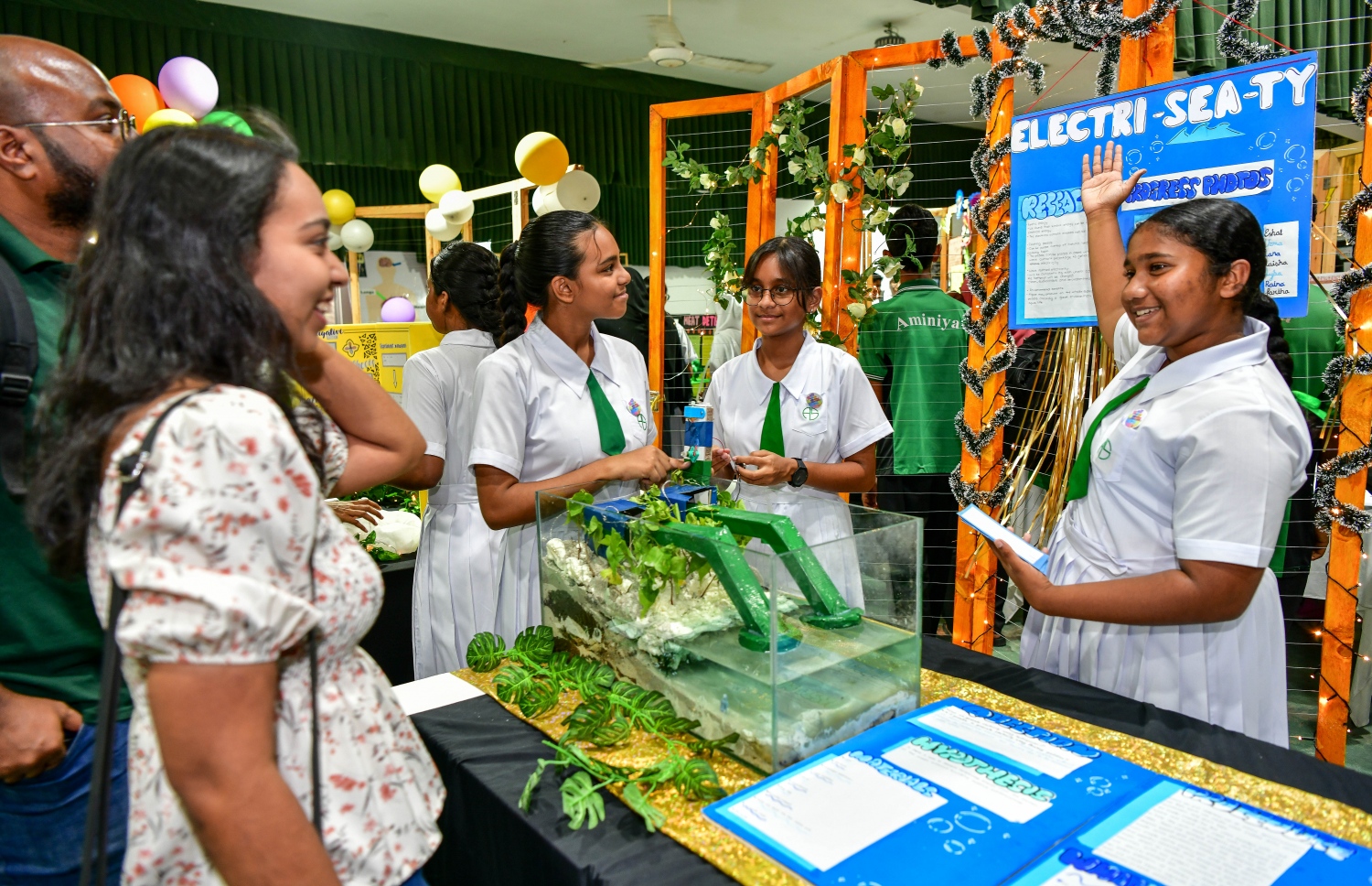 އަމީނިޔާ ފެއާގައި ބައިވެރިވި ދަރިވަރުންގެ ބައެއް އުފެއްދުންތައް ދައްކާލަނީ. -- ފޮޓޯ: ނިޝާން އަލީ \ މިހާރު