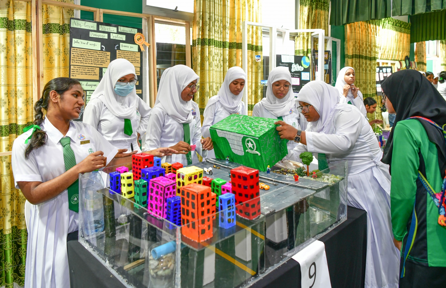 އަމީނިޔާ ފެއާގައި ބައިވެރިވި ދަރިވަރުންގެ ބައެއް އުފެއްދުންތައް ދައްކާލަނީ. -- ފޮޓޯ: ނިޝާން އަލީ \ މިހާރު