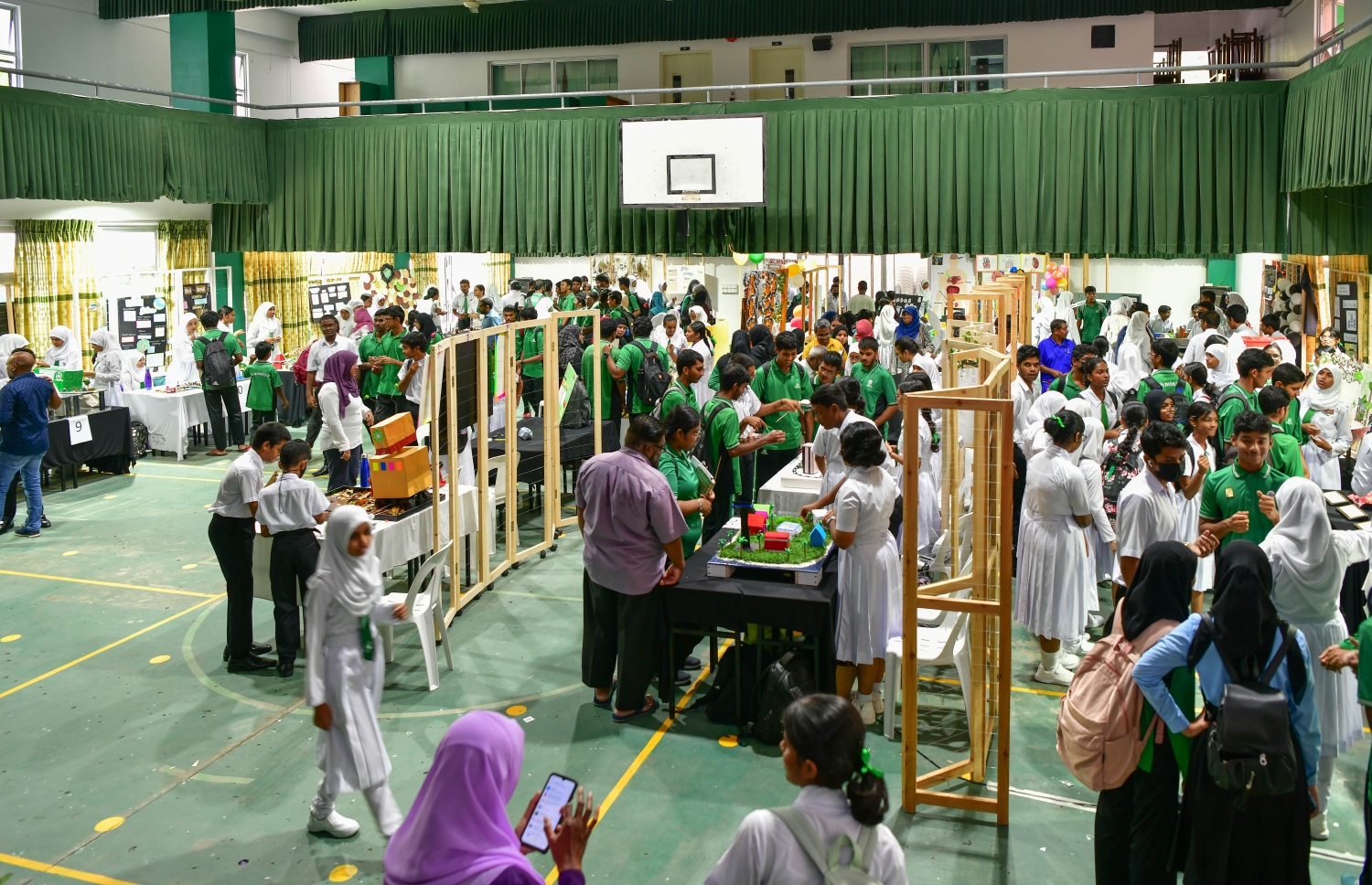 އަމީނިއްޔާ ސްކޫލުގައި މިއަދު ފެށި ފެއާގައި ދަރިވަރުން ހުޅުވާފައިވާ ސްޓޯލްތައް. -- ފޮޓޯ: ނިޝާން އަލީ \ މިހާރު