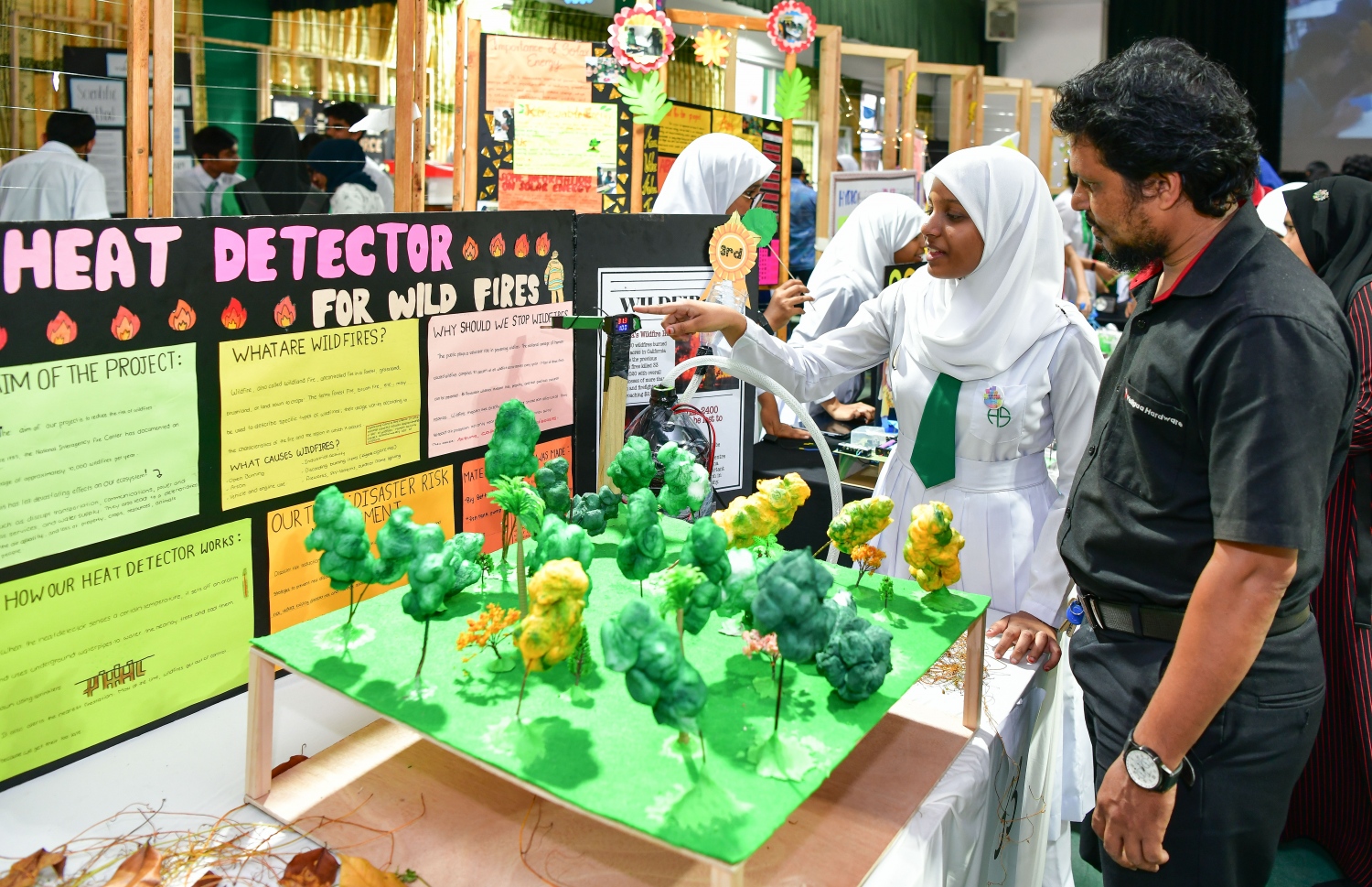 އަމީނިޔާ ފެއާގައި ބައިވެރިވި ދަރިވަރުންގެ ބައެއް އުފެއްދުންތައް ދައްކާލަނީ. -- ފޮޓޯ: ނިޝާން އަލީ \ މިހާރު