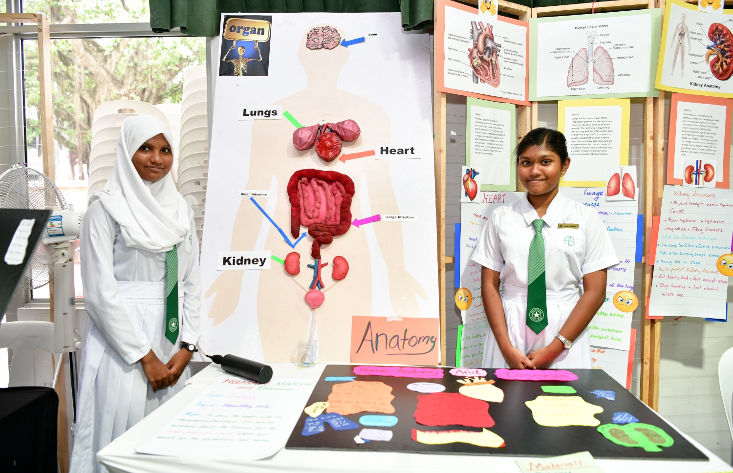 އަމީނިޔާ ފެއާގައި ބައިވެރިވި ދަރިވަރުންގެ ބައެއް އުފެއްދުންތައް ދައްކާލަނީ. -- ފޮޓޯ: ނިޝާން އަލީ \ މިހާރު