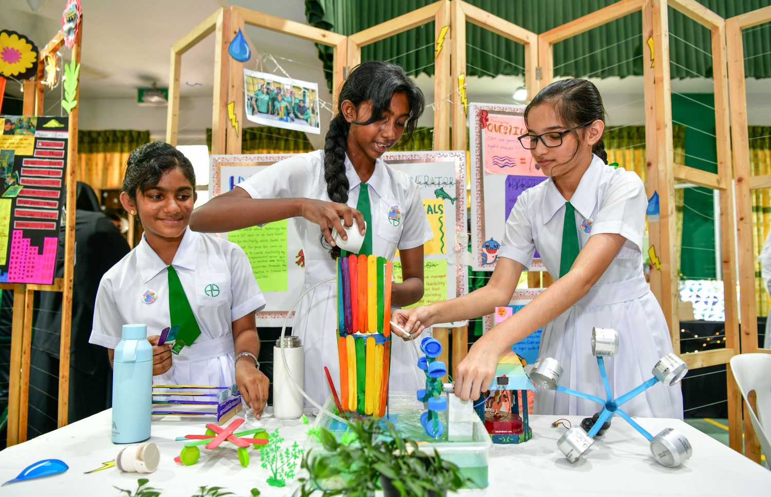 އަމީނިޔާ ފެއާގައި ބައިވެރިވި ދަރިވަރުންގެ ބައެއް އުފެއްދުންތައް ދައްކާލަނީ. -- ފޮޓޯ: ނިޝާން އަލީ \ މިހާރު