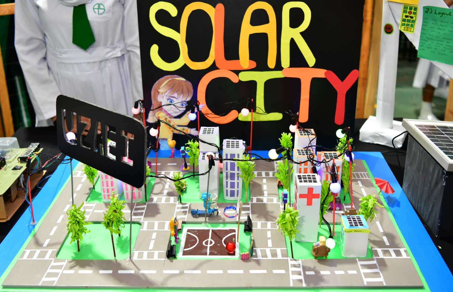 އަމީނިޔާ ފެއާގައި ބައިވެރިވި ދަރިވަރުންގެ ބައެއް އުފެއްދުންތައް ދައްކާލަނީ. -- ފޮޓޯ: ނިޝާން އަލީ \ މިހާރު