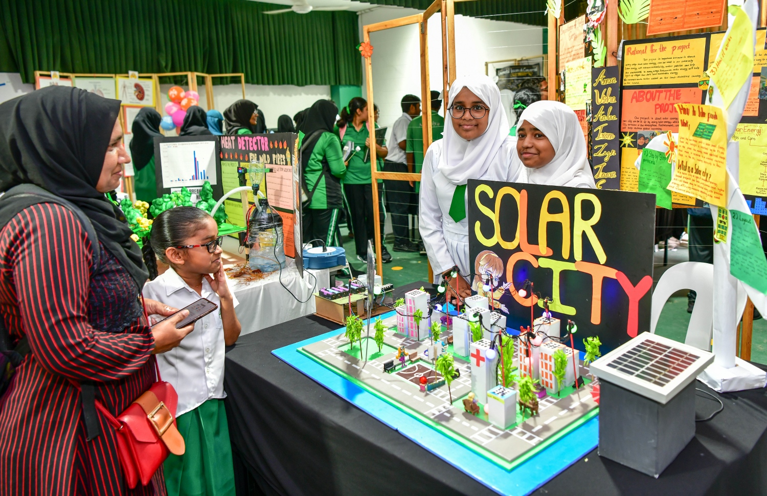 އަމީނިޔާ ފެއާގައި ބައިވެރިވި ދަރިވަރުންގެ ބައެއް އުފެއްދުންތައް ދައްކާލަނީ. -- ފޮޓޯ: ނިޝާން އަލީ \ މިހާރު