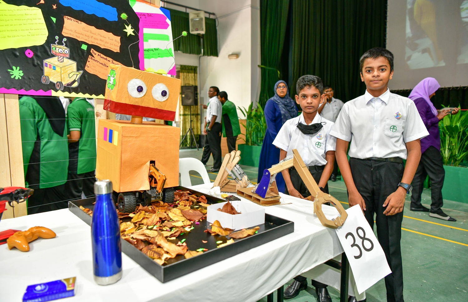 ފެއާގައި ބައިވެރިވި ދަރިވަރުންތަކެއް ތައްޔާރުކޮށްފައިވާ ޕްރޮޖެކްޓް ކައިރީ ހުއްޓިލައިގެން. -- ފޮޓޯ: ނިޝާން އަލީ \ މިހާރު