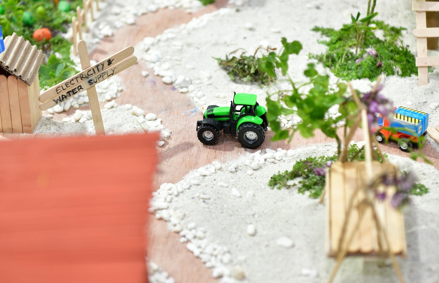 އަމީނިޔާ ފެއާގައި ބައިވެރިވި ދަރިވަރުންގެ ބައެއް އުފެއްދުންތައް ދައްކާލަނީ. -- ފޮޓޯ: ނިޝާން އަލީ \ މިހާރު