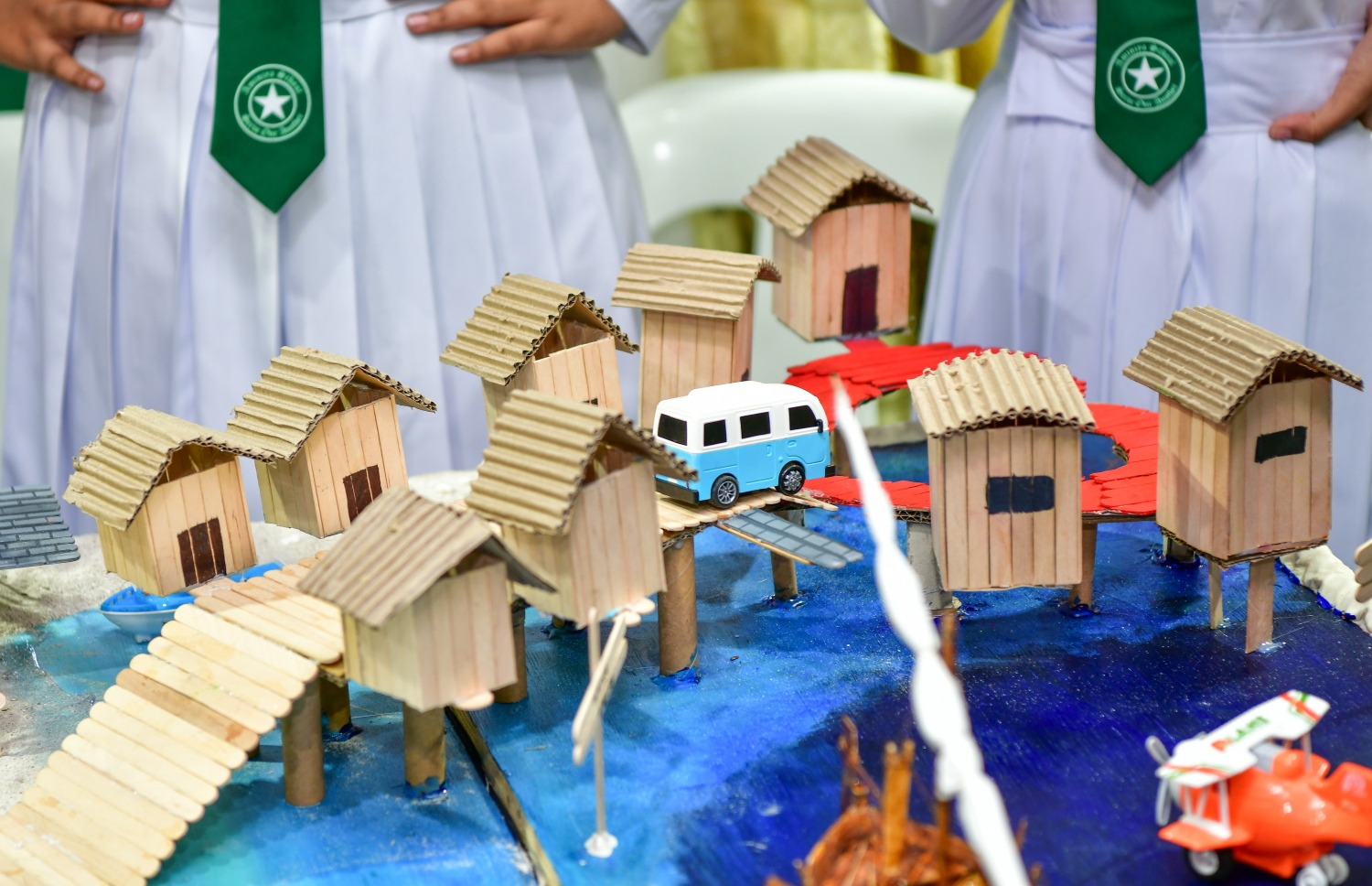 އަމީނިޔާ ފެއާގައި ބައިވެރިވި ދަރިވަރުންގެ ބައެއް އުފެއްދުންތައް ދައްކާލަނީ. -- ފޮޓޯ: ނިޝާން އަލީ \ މިހާރު