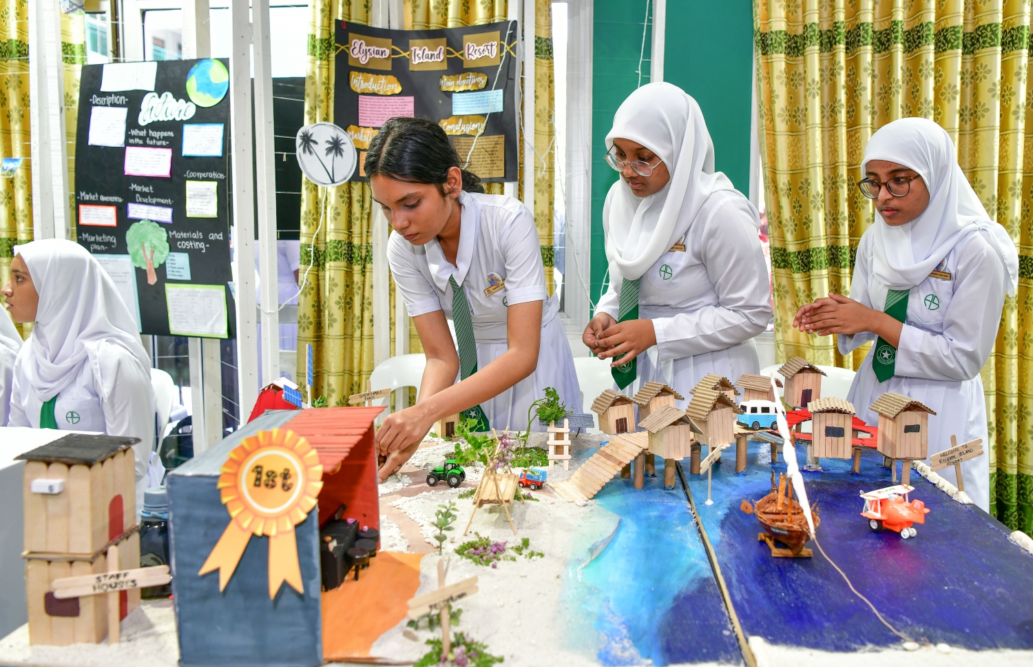 އަމީނިޔާ ފެއާގައި ބައިވެރިވި ދަރިވަރުންގެ ބައެއް އުފެއްދުންތައް ދައްކާލަނީ. -- ފޮޓޯ: ނިޝާން އަލީ \ މިހާރު