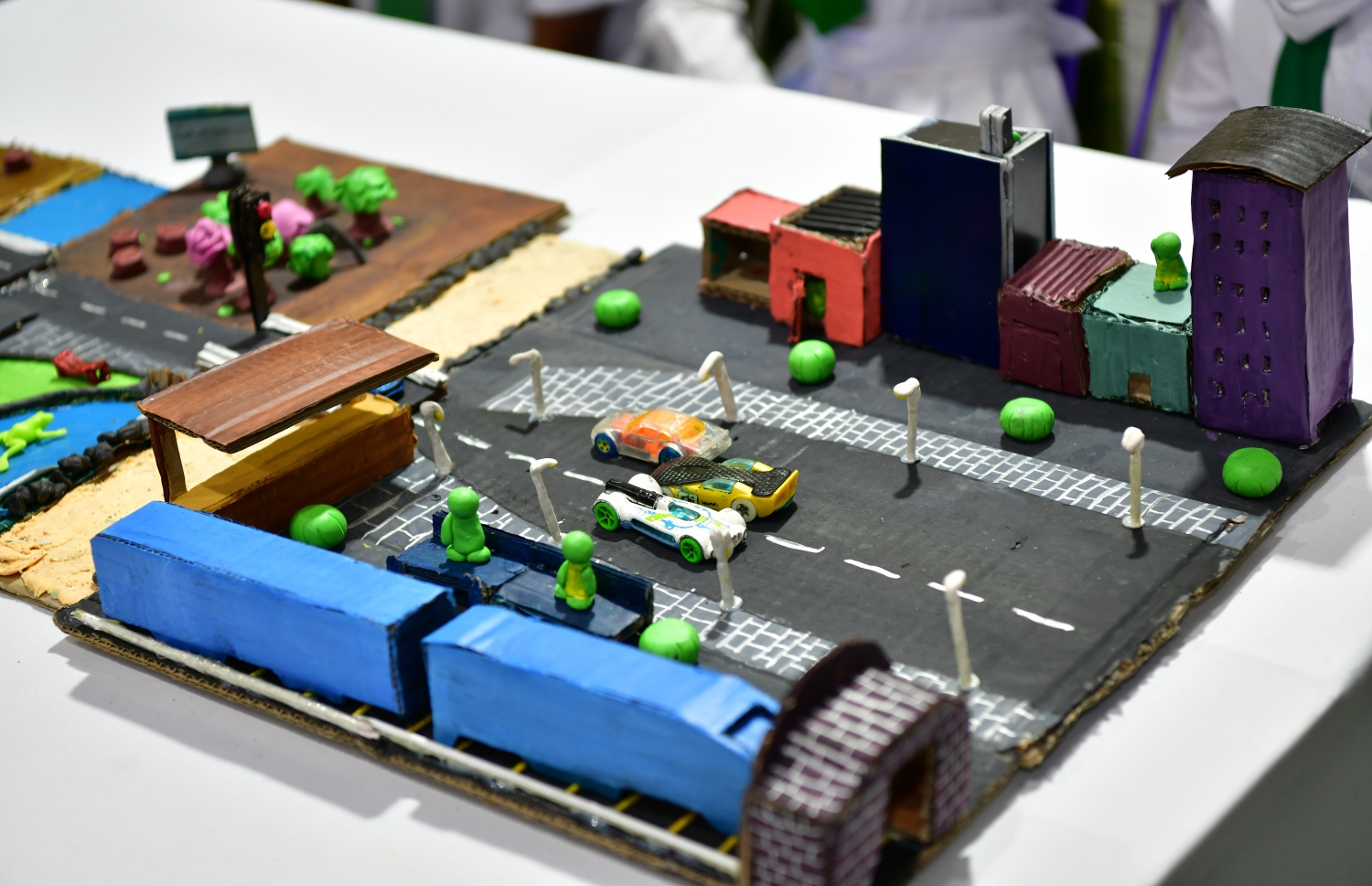 އަމީނިޔާ ފެއާގައި ބައިވެރިވި ދަރިވަރުންގެ ބައެއް އުފެއްދުންތައް ދައްކާލަނީ. -- ފޮޓޯ: ނިޝާން އަލީ \ މިހާރު