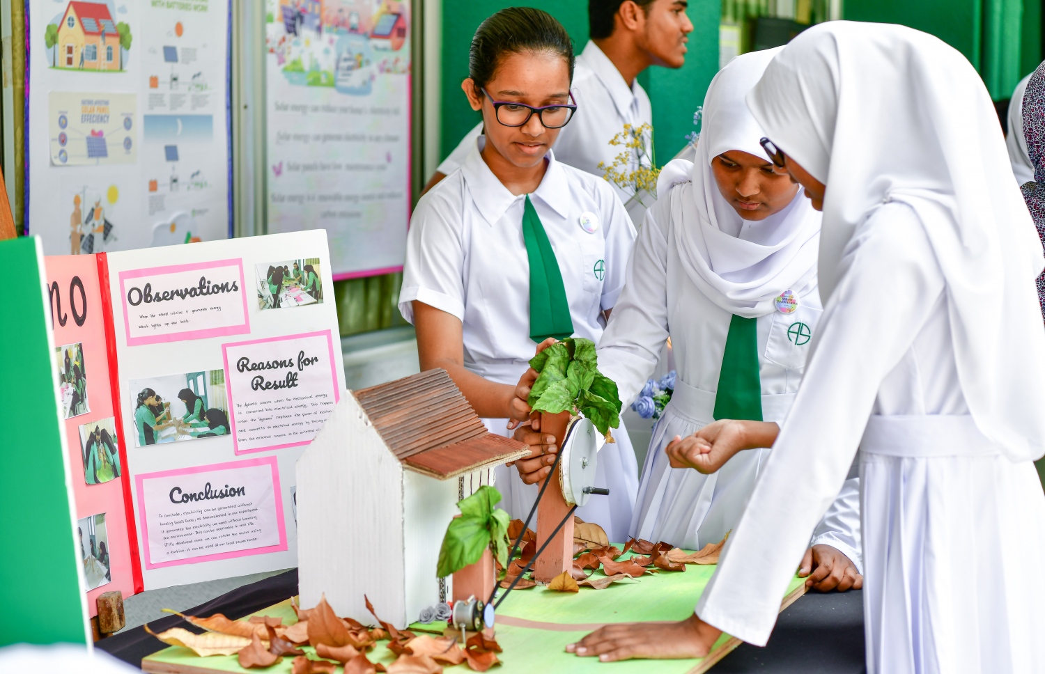އަމީނިޔާ ފެއާގައި ބައިވެރިވި ދަރިވަރުންގެ ބައެއް އުފެއްދުންތައް ދައްކާލަނީ. -- ފޮޓޯ: ނިޝާން އަލީ \ މިހާރު
