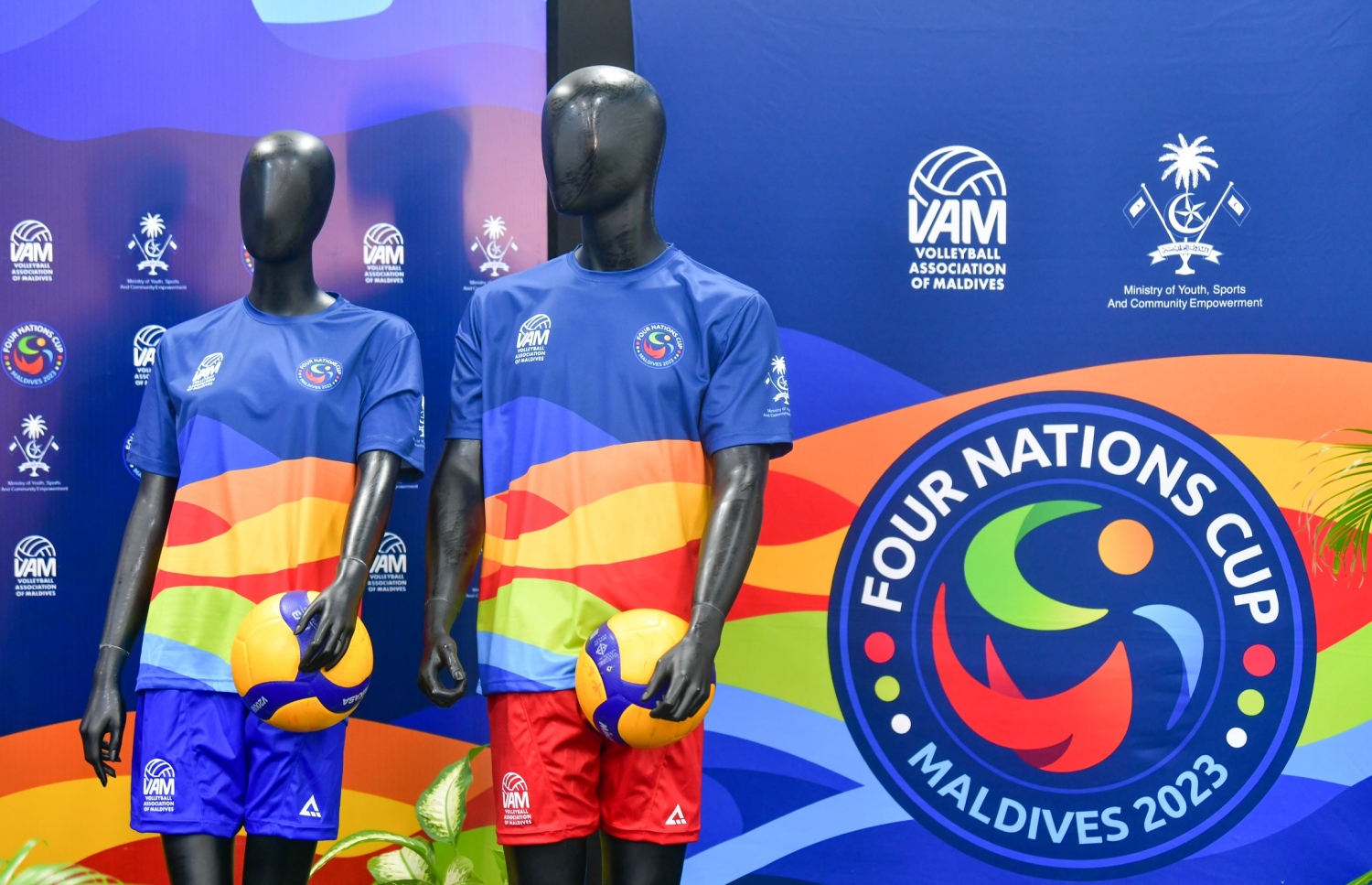 ރާއްޖޭގައި ބާއްވާ ފޯ ނޭޝަން މުބާރާތުގެ ޖޯޒީ އާއި މުބާރަތުގައި އޮފިޝަލުން ބޭނުން ކުރާނެ ޖޯޒީ --- ފޮޓޯ: މިޝާން އަލީ | މިހާރު