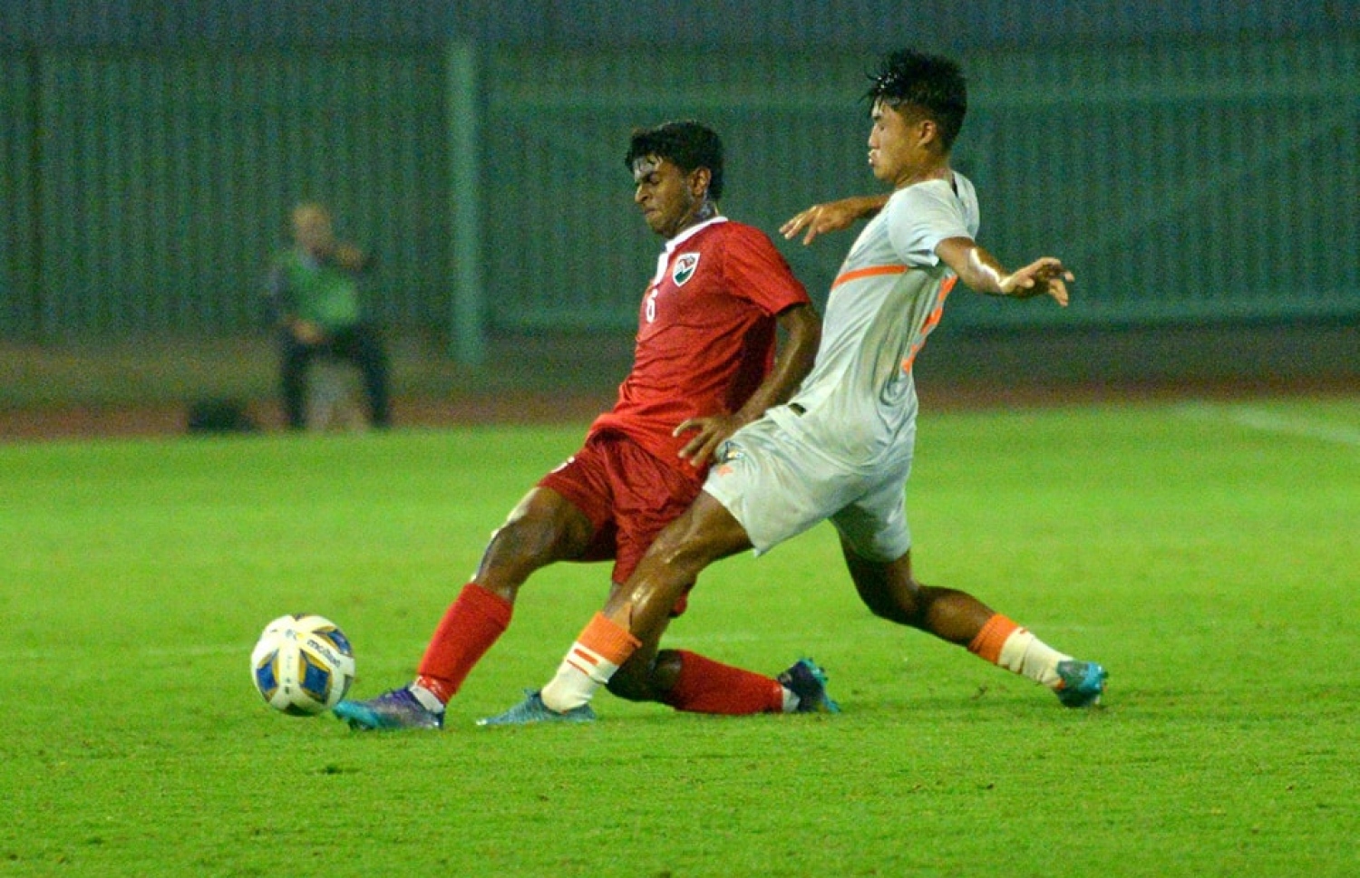 އަކްމަލް (ވ) ޖޫނިއާ ސާފް ޗެމްޕިއަންޝިޕުގައި އިންޑިއާއާ ދެކޮޅަށް ކުޅެނީ.