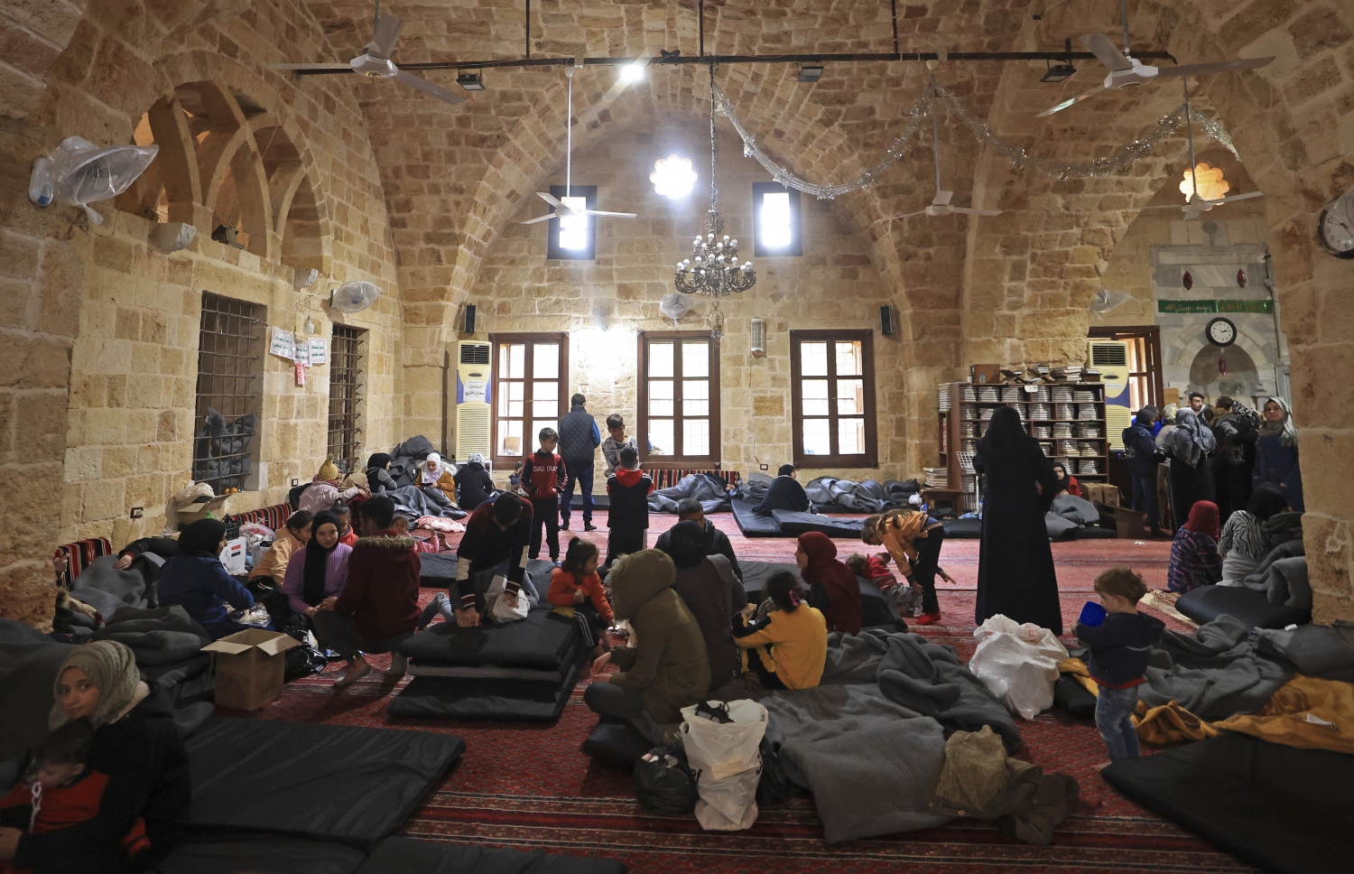 ފެބްރުއަރީ 12، 2023؛ ތުރުކީ ވިލާތަށް އައި ބާރު ގަދަ ބިންހެލުމުގައި ސީރިޔާ އިން ހާލުގައި ޖެހުނު ބަޔަކު، ޖަބަލިއްޔާ ސަހަރުގައި ހުންނަ ސުލްތާން އިބްރާހީމް މިސްކިތުގައި މަޑުކޮށްލައިގެން. --އޭއެފްޕީ