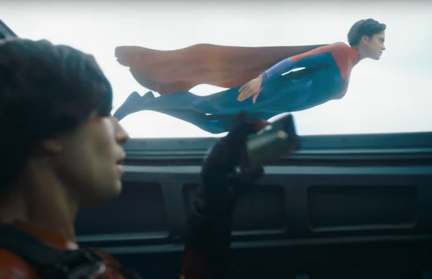 ޓްރެއިލާގެ ސްނެޕް ޝޮޓެއް: ސުޕަގާލް އުދުހޭ މަންޒަރު، ދަ ފްލޭޝް (އެޒްރާ) ވީޑިއޯކުރަނީ