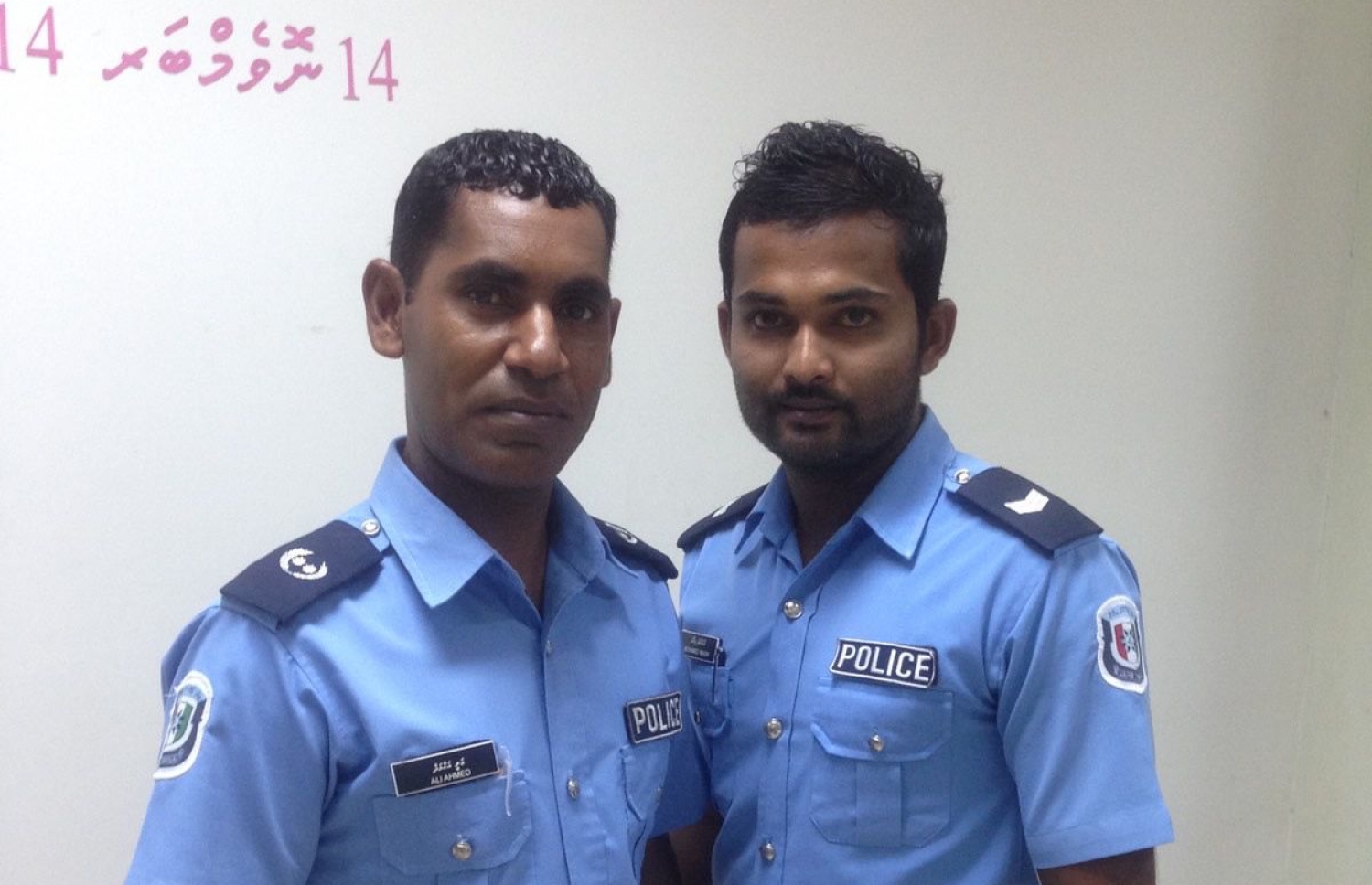 އިމާދު (ކ) ޕޮލިހުގައި ވަޒީފާ އަދާކުރި އިރު އެހެން ފުލުހަކާ އެކު ފޮޓޯއަކަށް ހުއްޓިގެން.