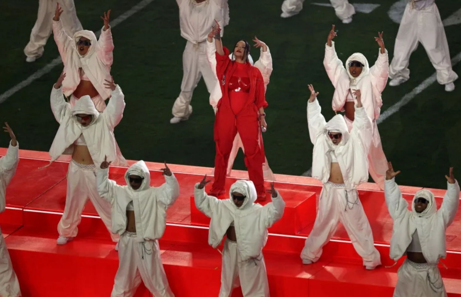 ސުޕަބޯލް ހާފްޓައިމް ޝޯގައި އޮތް ރިއާނާގެ ލައިވް ޕަފޯމަންސްގެ ތެރެއިން