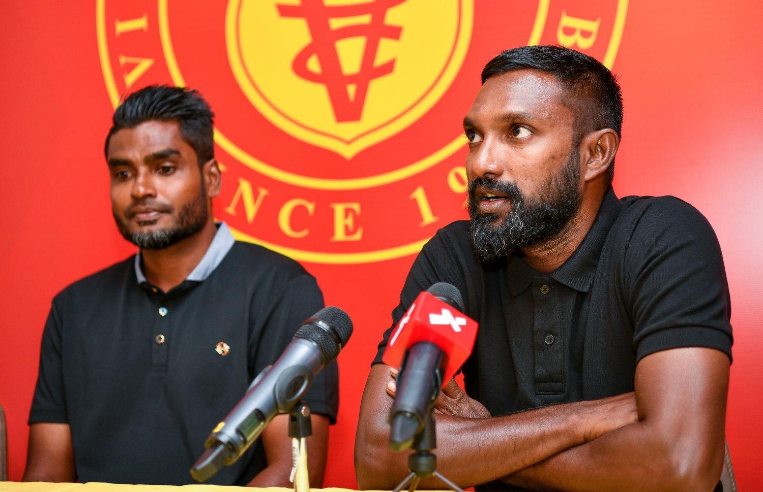 ވިކްޓަރީ އަށް ސޮއި ކުރުމަށް ފަހު އުމެއިރު މީޑިއާއާ ވާހަކަ ދައްކަނީ.-- ފޮޓޯ: ފަޔާޒު މޫސާ/ މިހާރު