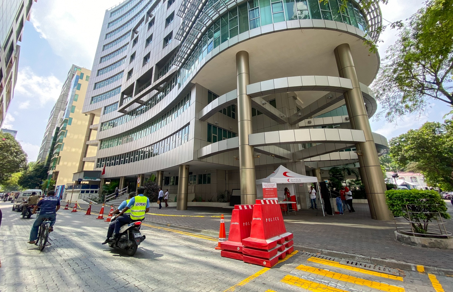 ވެލާނާ ބިލްޑިންގް ހުންނަ އަމީރު އަހްމަދު މަގުގައި ޕާކުކުރުން ހުއްޓުވުމަށް ފުލުހުން "ނޯ ޕާކިން" ޓޭޕް ދަމައިފައި -- ފޮޓޯ: ފަޔާޒް މޫސާ | މިހާރު