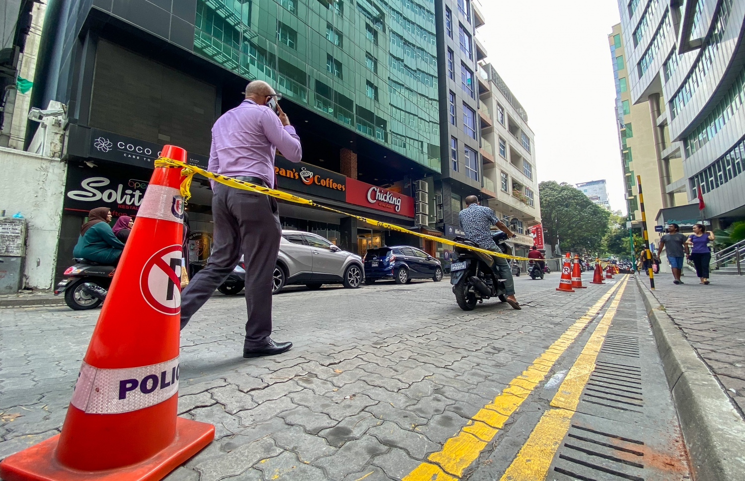 ވެލާނާ ބިލްޑިންގް ހުންނަ އަމީރު އަހްމަދު މަގުގައި ޕާކުކުރުން ހުއްޓުވުމަށް ފުލުހުން "ނޯ ޕާކިން" ޓޭޕް ދަމައިފައި -- ފޮޓޯ: ފަޔާޒް މޫސާ | މިހާރު