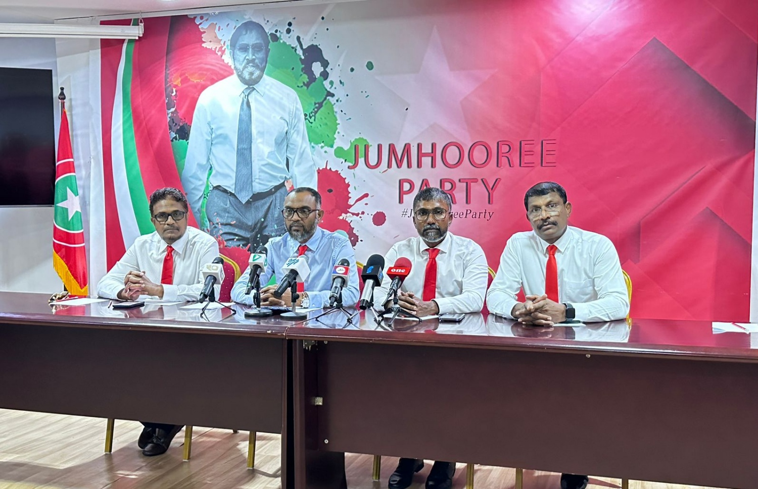ޖޭޕީން މިއަދު ބޭއްވި ނިއުސް ކޮންފަރެންސްގައި އެ ޕާޓީގެ ލީޑަޝިޕްގެ ބައެއް ބޭފުޅުން. (ކވ) ރިޔާޒް ރަޝީދު، އިލްހާމް އަހުމަދު، އަލީ އާރިފް އަދި އަހުމަދު ނިހާން.