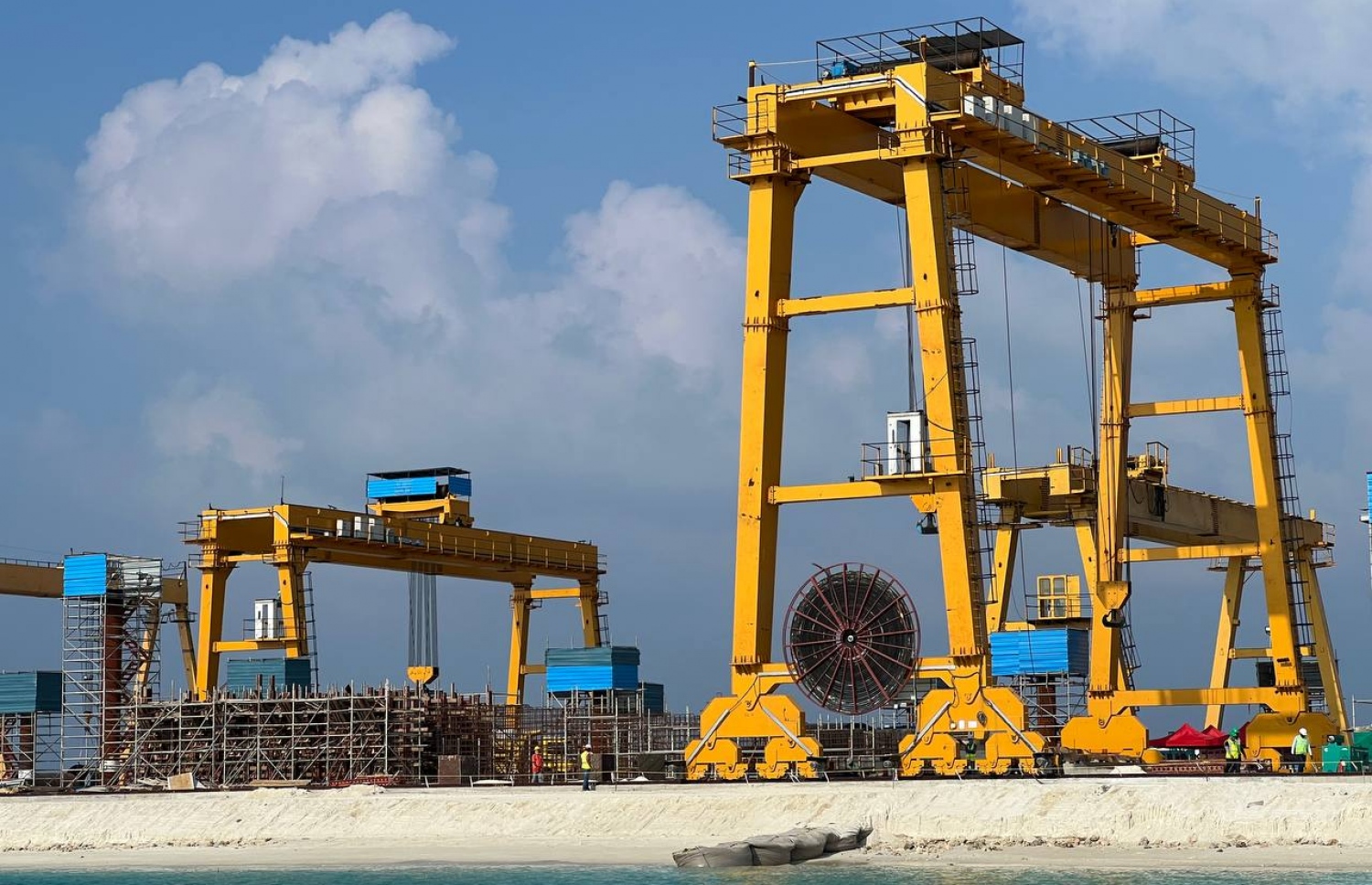 ތިލަމާލެ ބްރިޖުގެ މަސައްކަތް ގުޅިފަޅުގައި ކުރަނީ: މި މަޝްރޫއަށް ބޭނުންވާ ހުރިހާ މެޝިނަރީ ހުރީ އެ ރަށުގައި -- ފޮޓޯ: މިހާރު