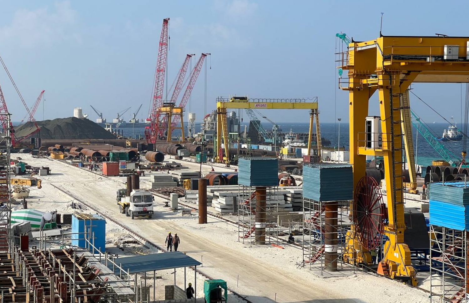 ތިލަމާލެ ބްރިޖުގެ މަސައްކަތް ބޭނުންކުރާ ގުޅިފަޅުގެ ސައިޓް: މި މަޝްރޫއަށް ބޭނުންވާ ހުރިހާ މެޝިނަރީ ހުރީ އެ ރަށުގައި -- ފޮޓޯ: މިހާރު