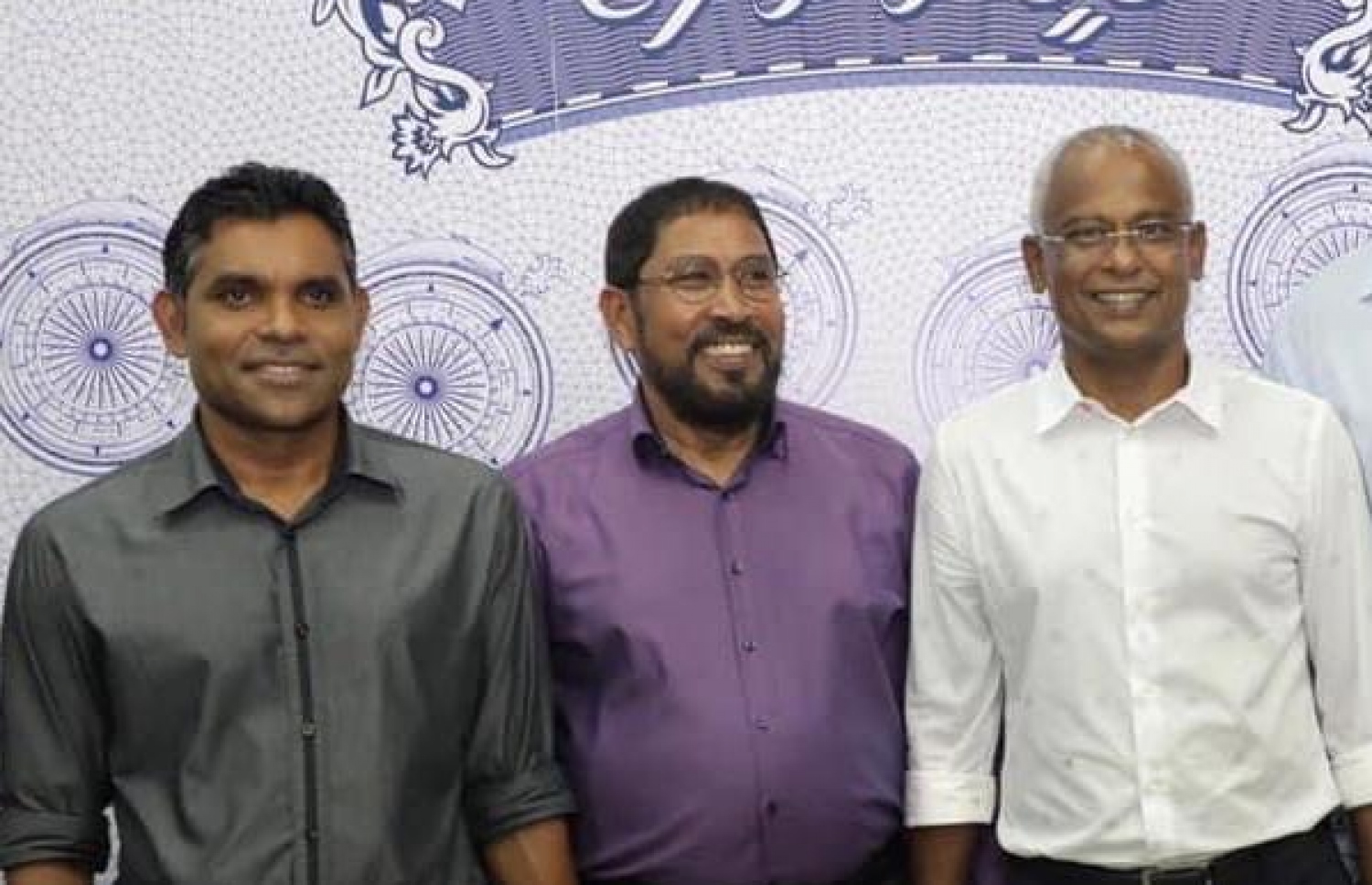 ރައީސް އާއި ނައިބު ރައީސް ޖުމްހޫރީ ޕާޓީގެ ލީޑަރު ގާސިމް އިބްރާހިމްއާ އެކު: ޖޭޕީން ވަކިނުވެ އެހެން ރިޔާސީ ކެންޑިޑޭޓަކަށް ތާއީދުކުރެއްވުމަކީ ނައިބު ރައީސް އަމަލުކުރައްވައިގެން ވާނެ ގޮތެއް ނޫން ކަމަށް އެ ޕާޓީން ބުނޭ.