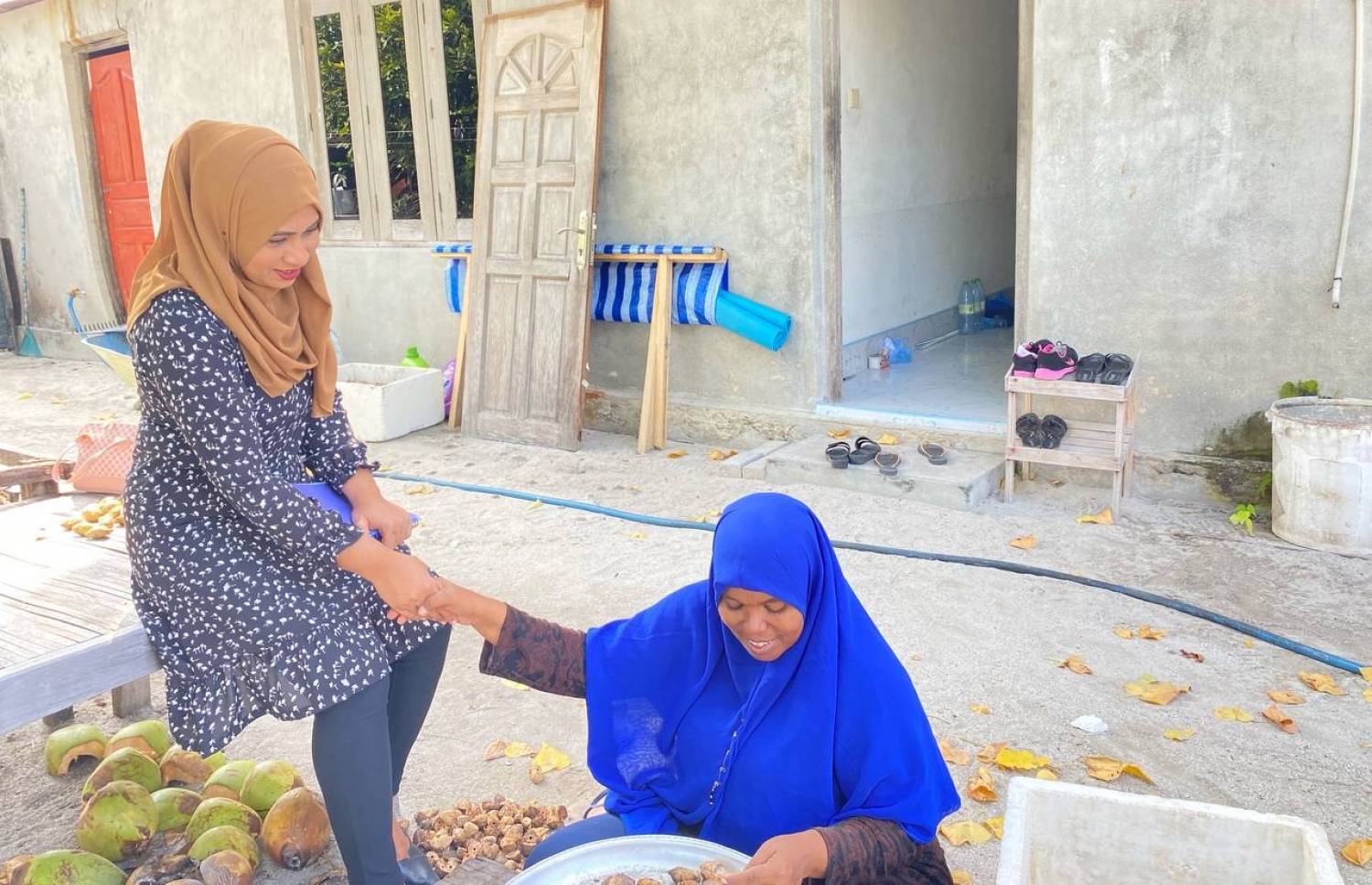 ބޮޑުފޮޅުދޫ ކައުންސިލުން ގޭގެއަށް ޒިޔާރަތްކުރުމުގެ ޕްރޮގްރާމެއްގައި ކައުންސިލަރަކު މީހަކާ ވާހަކަދައްކަވަނީ. -- ފޮޓޯ | ކައުންސިލްގެ އިދާރާ