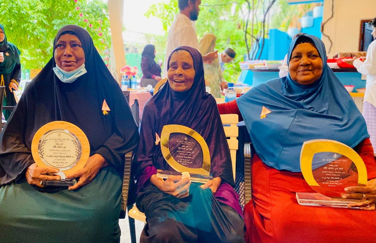 ޝަރަފުވެރި ހިދުމަތްތެރިންގެ ދުވަސް ފާހަގަ ކުރުމަށް ކައުންސިލުން ބޭއްވި ޖަލްސާއެއްގައި ހަނދާނީފިލާ ލިބުނު ބައެއް މީހުން.